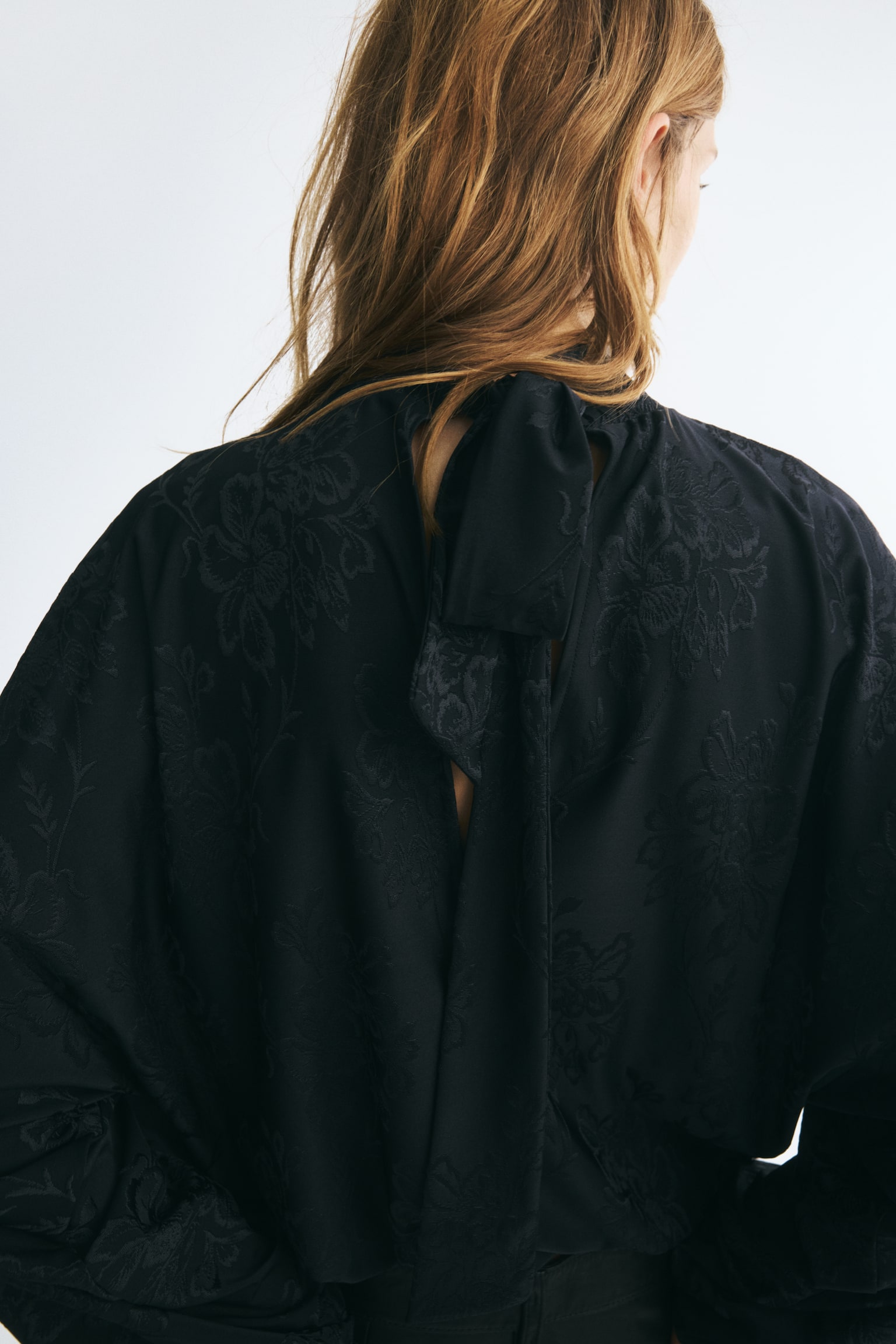 Женская блузка H&M Tie-Detail Jacquard-Jersey Blouse, цвет: Чёрный — фото 4