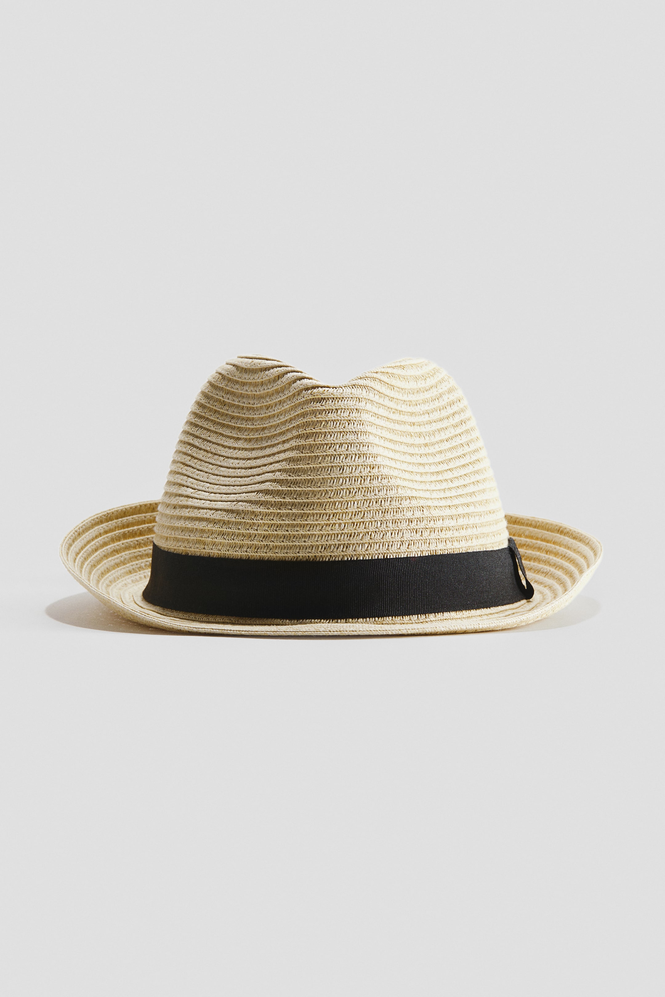 Agrandir l'image: Le chapeau est doté d'une construction en paille de papier tressée, d'une calotte creusée et d'un ruban gros-grain noir entourant la base de la calotte.