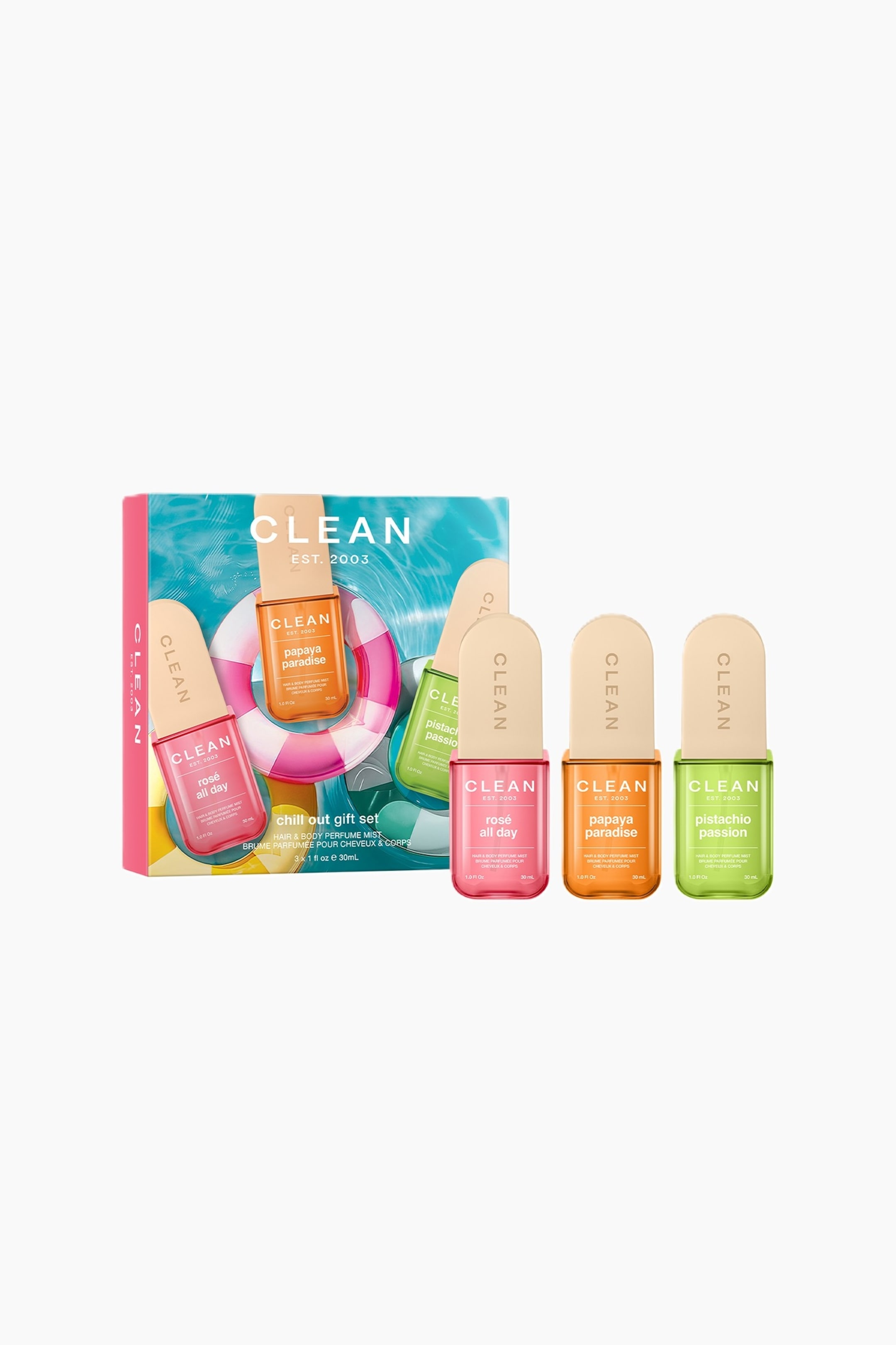 Visa större bild: Ett "CLEAN" presentset presenteras, med sin rektangulära låda vänd framåt och något till vänster, med en ljusblå och rosa vatteninspirerad design och märkt "chill out gift set Hair & Body Perfume Mist". Tre individuella parfymmistflaskor, var och en med en klarfärgad bas i rosa, orange och grönt, samt en ljusbeige rundad kork, står upprätt. Två flaskor är placerade bredvid lådan, och en är integrerad i lådans design, var och en märkt med sin doft: "rosé all day", "papaya paradise" och "pistachio passion".