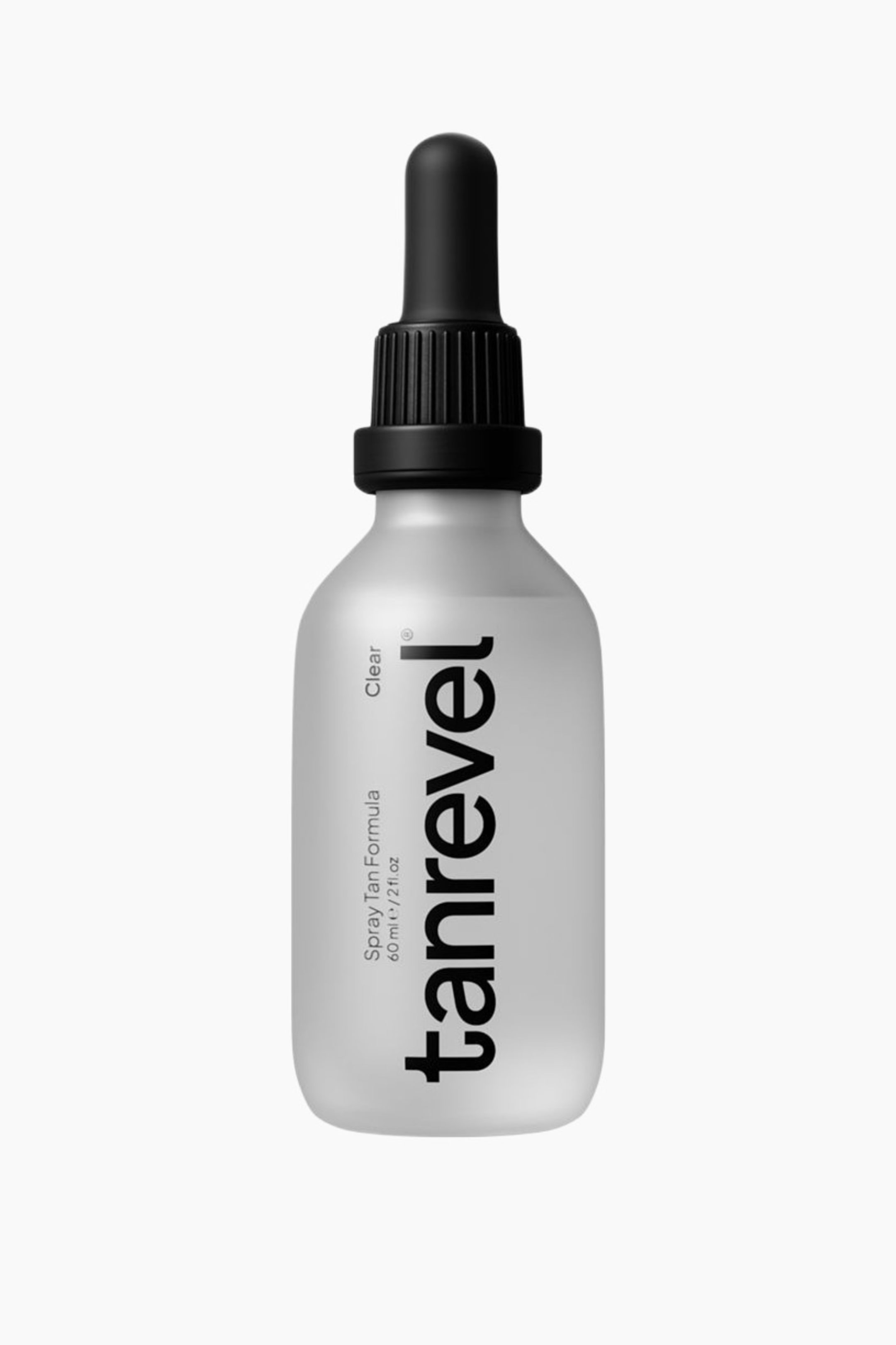 Se større billede: En mat hvid glasflaske står oprejst, udstyret med en sort dråbehætte med en ribbet krave. Sort tekst på flasken læser "tanrevel" vertikalt, og "Spray Tan Formula Clear 60ml e / 2fl.oz" er trykt horisontalt.