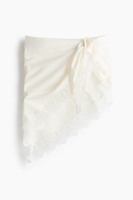 Höftscarf i viskos med spetskanter