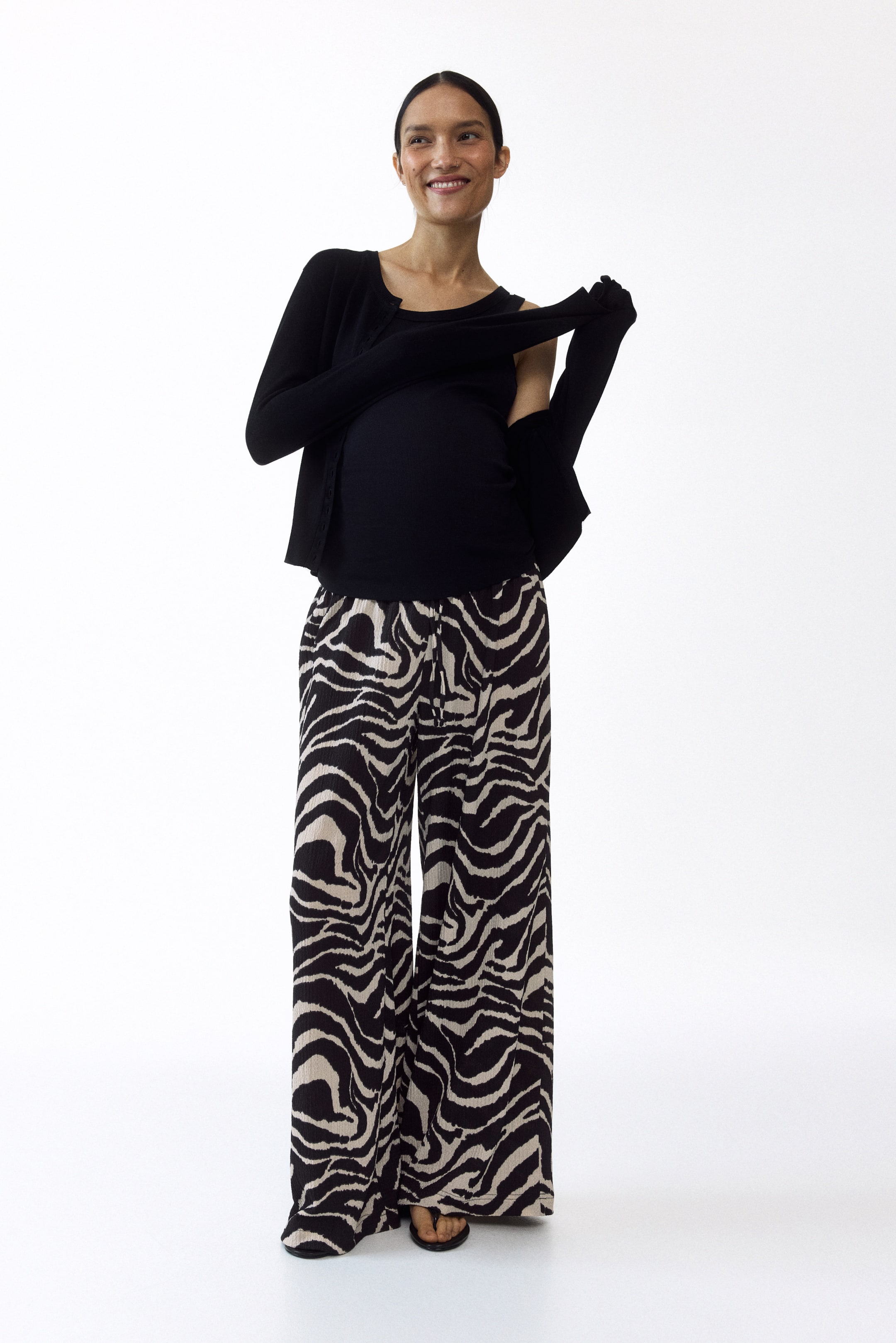 Voir une image plus grande: Pantalon large à plis à imprimé zèbre noir et blanc avec taille à cordon de serrage et coupe pleine longueur, présenté de face.
