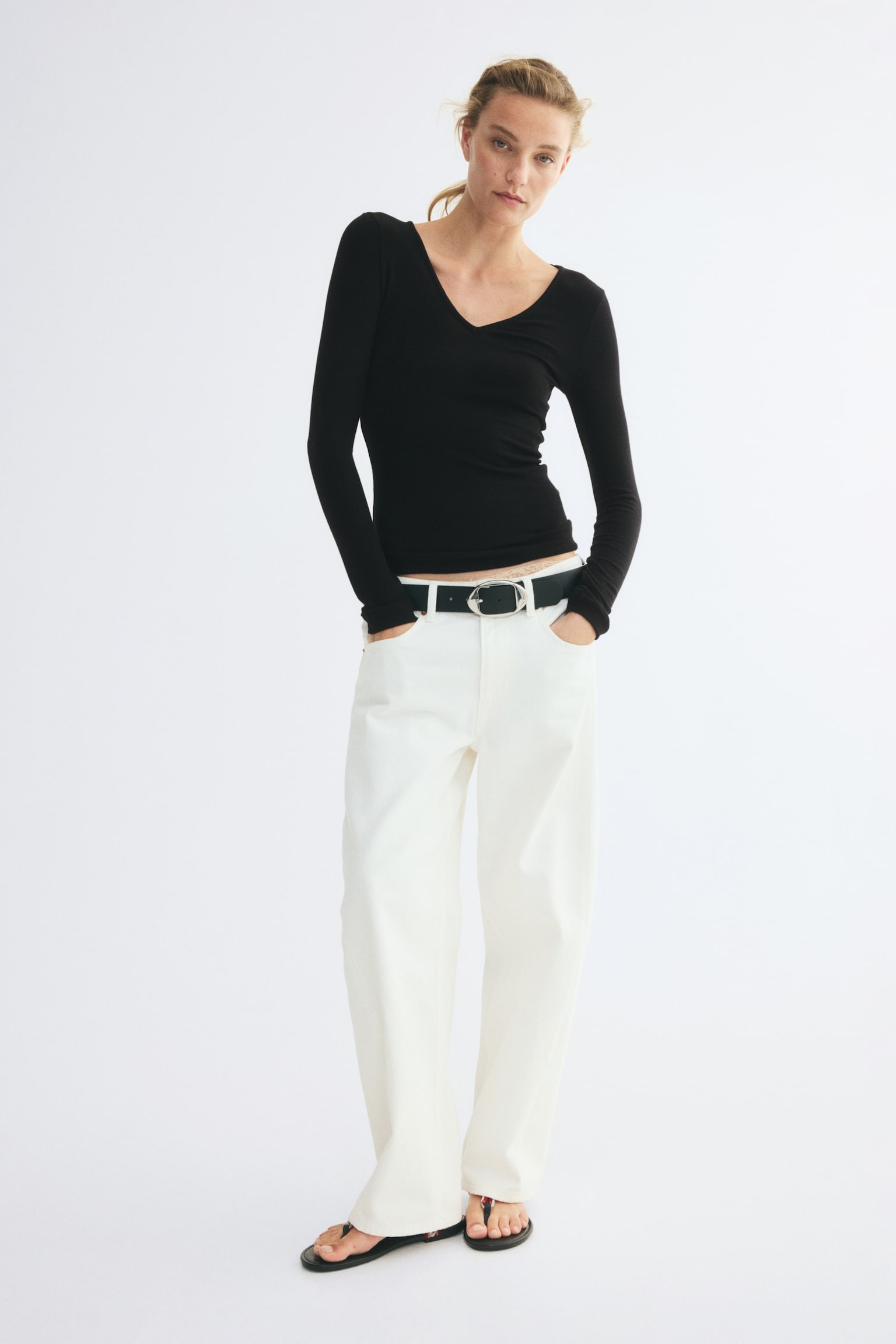 Женский топ H&M V-Neck Viscose-Blend Top, цвет: Чёрный — фото 4