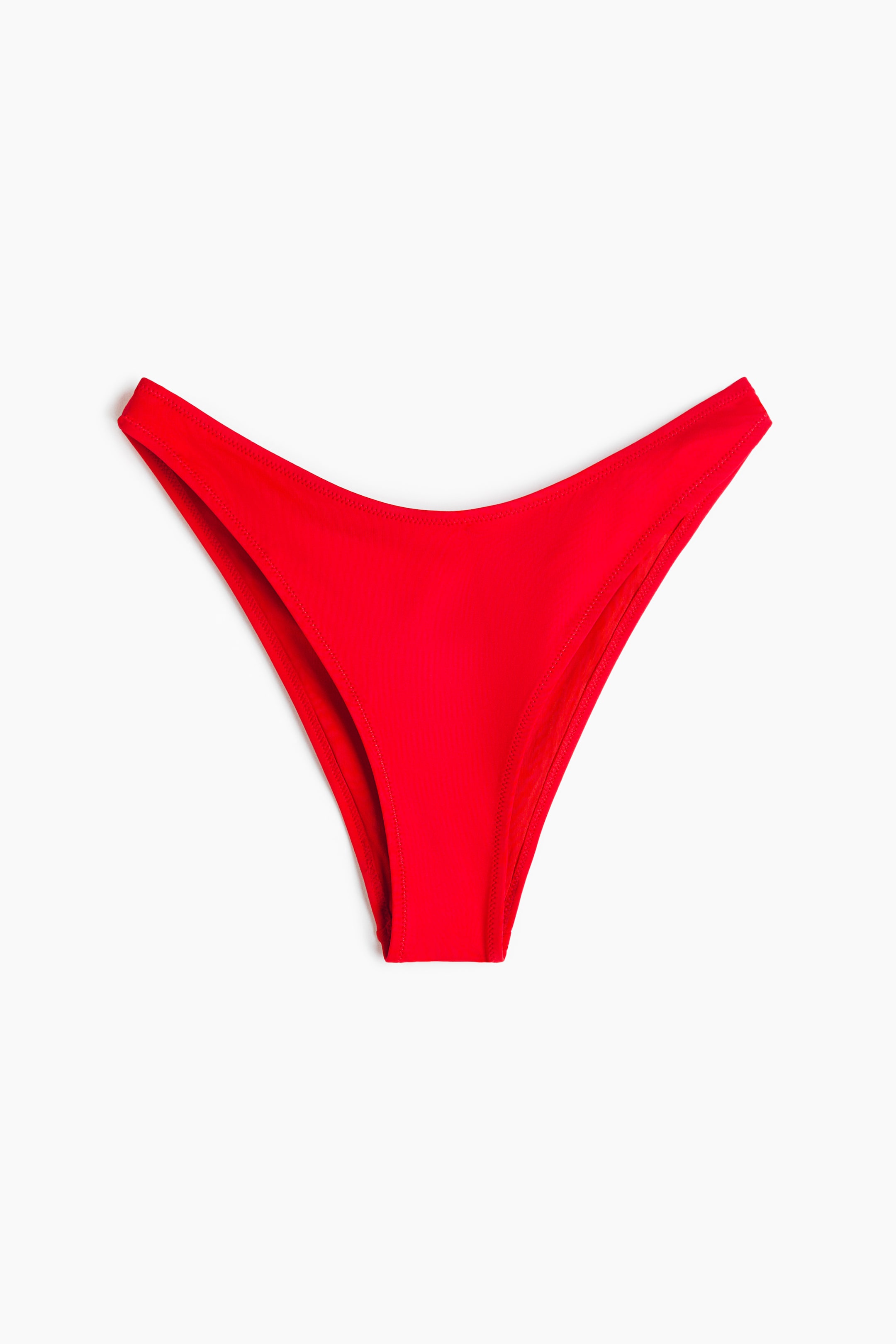 Xem ảnh lớn hơn: Quần bikini đỏ được trình bày từ phía trước, nổi bật với đường eo thấp, cong và các đường cắt chân cao.