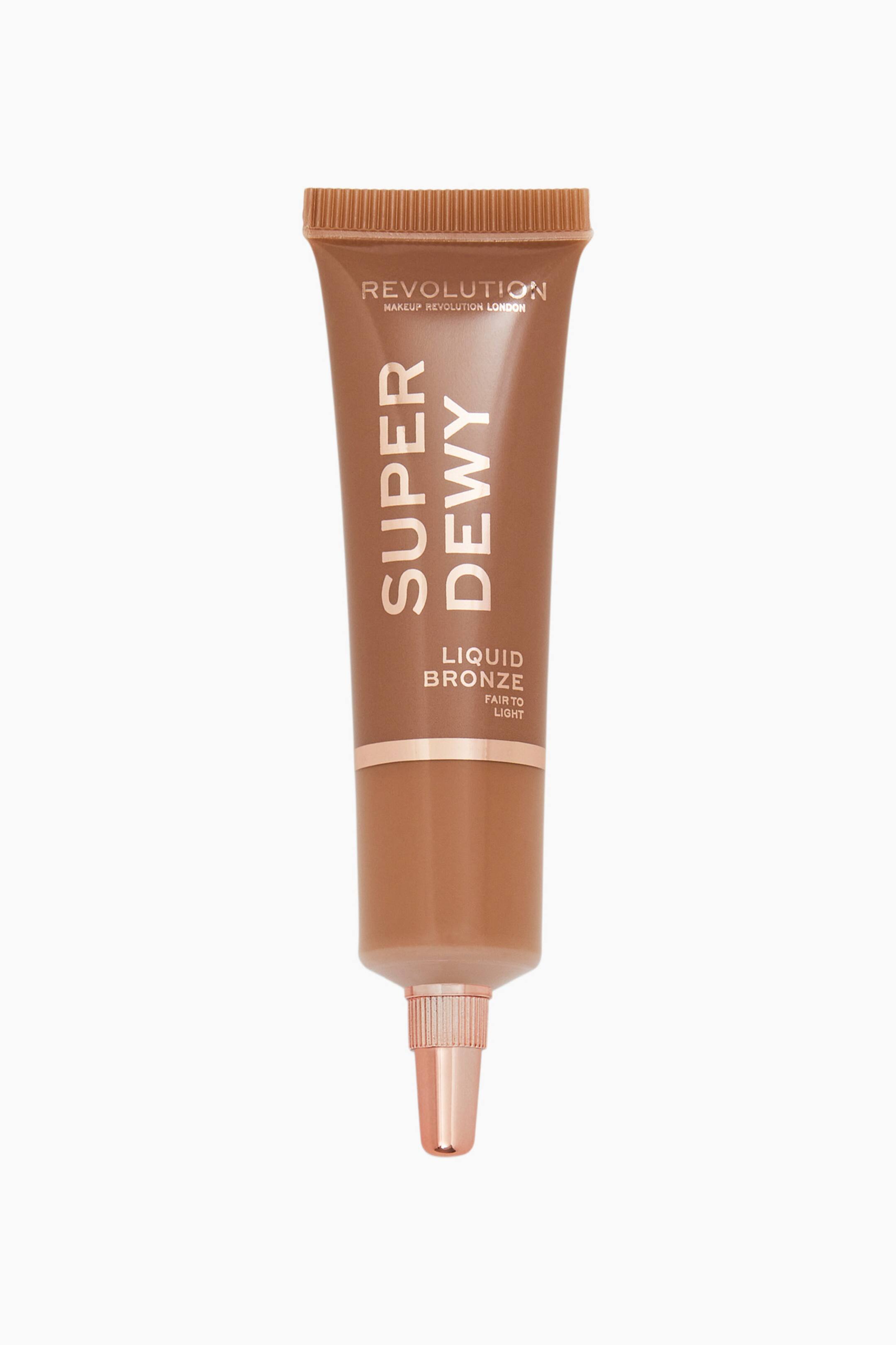 Größeres Bild ansehen: Eine Tube Revolution Superdewy Liquid Bronzer steht aufrecht und präsentiert ihr frontal ausgerichtetes Design mit roségoldener Beschriftung und dem Text „SUPER DEWY LIQUID BRONZE“. Die braun getönte Tube verfügt über eine gekräuselte Oberkante sowie eine spitz zulaufende roségoldene Applikator-Düse am unteren Ende.