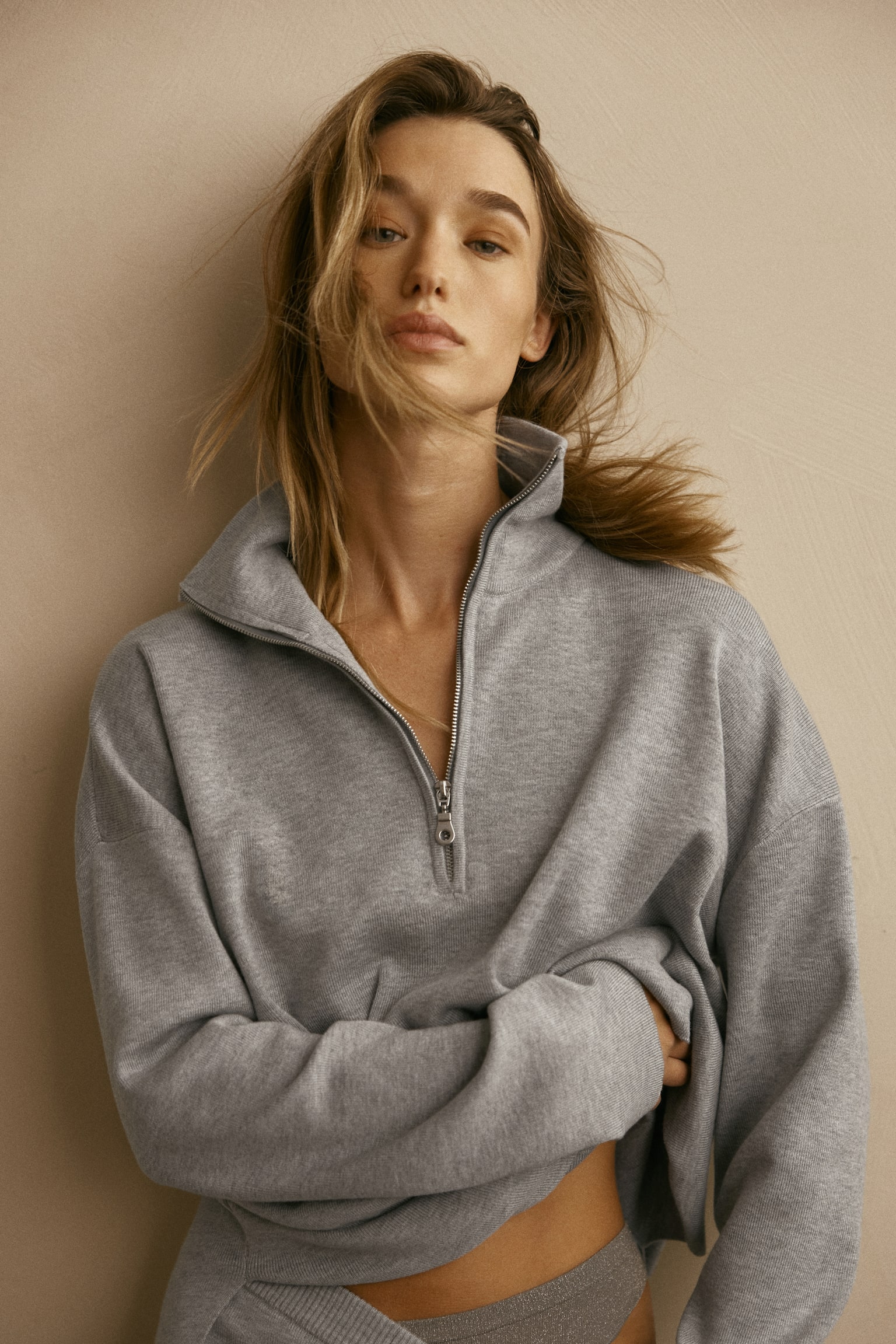 Túlméretezett pulóver felül cipzárral - Szürke melír - 3