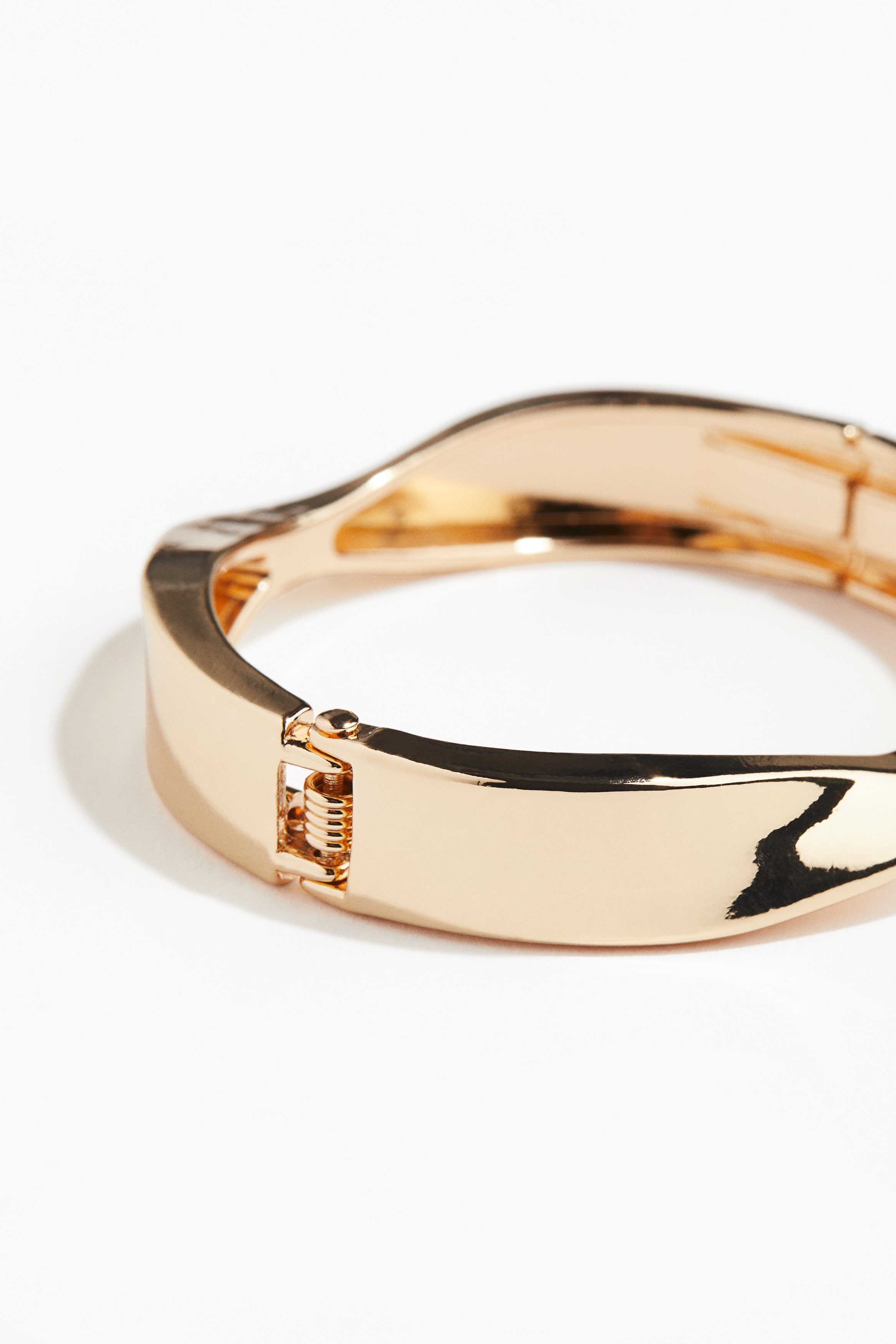 ゴールド ツイストデザイン バングルH＆G kyasya_b364