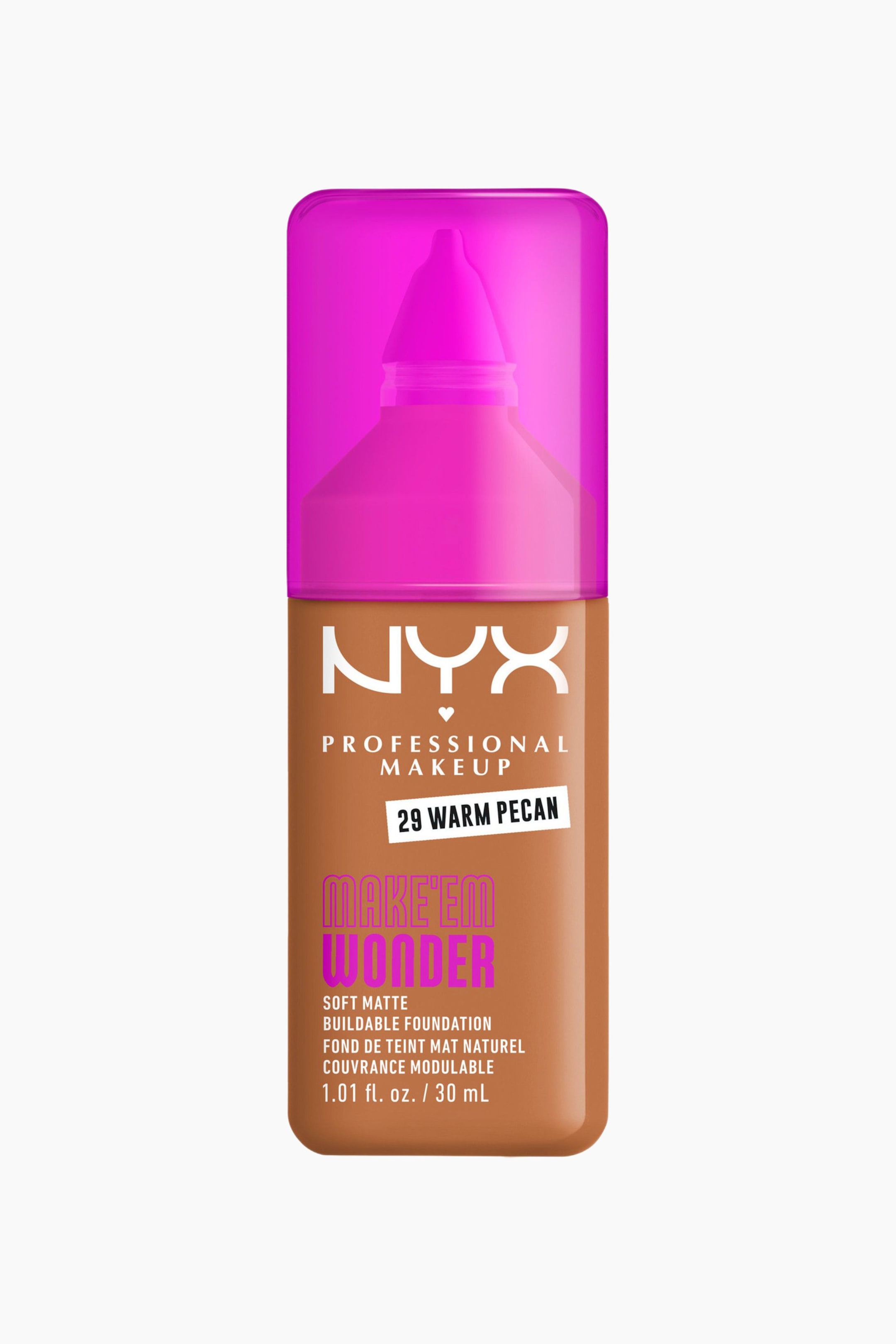 Visa större bild: En rektangulär foundationflaska med rundade hörn står upprätt och innehåller en brun vätska samt ett halvgenomskinligt magentafärgat pipettlock. Framsidan visar etiketten "NYX PROFESSIONAL MAKEUP", "29 WARM PECAN" och "MAKE 'EM WONDER", vilket indikerar en mjuk, matt, uppbyggbar foundation.
