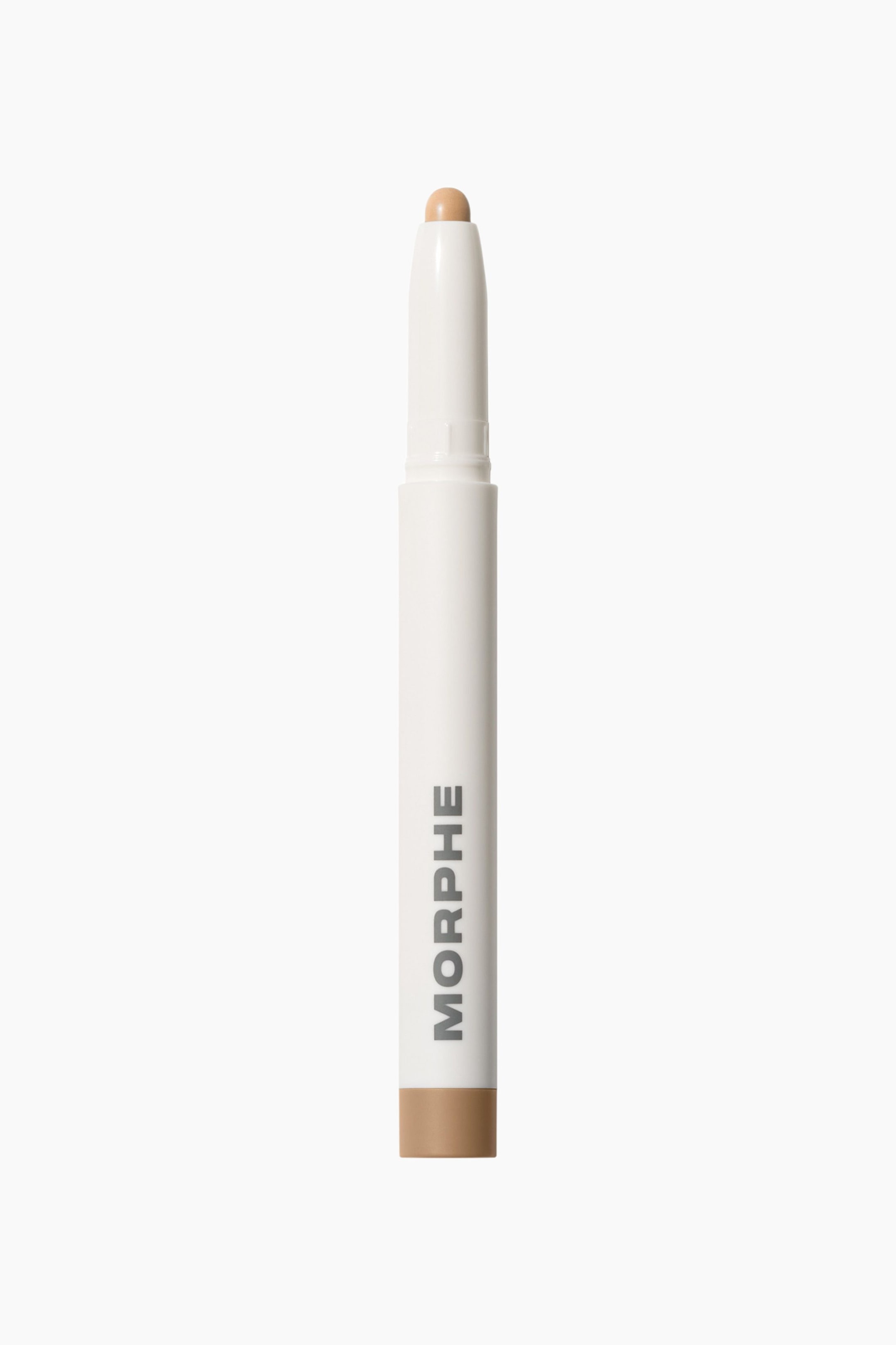 Visa större bild: Morphe Shapelifter Micro Brightening Stick står lodrätt och visar en smal, vit cylindrisk hylsa med varumärkesnamnet "MORPHE" tryckt vertikalt i grå versaler. En rundad makeupspets i ljusbeige krämton sticker upp från toppen och matchar den färgkodade bandet vid basen.