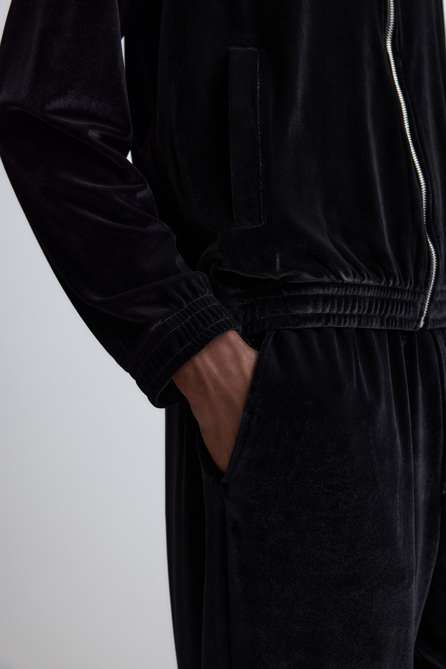 Veluurinen treeniasu - Musta - 6