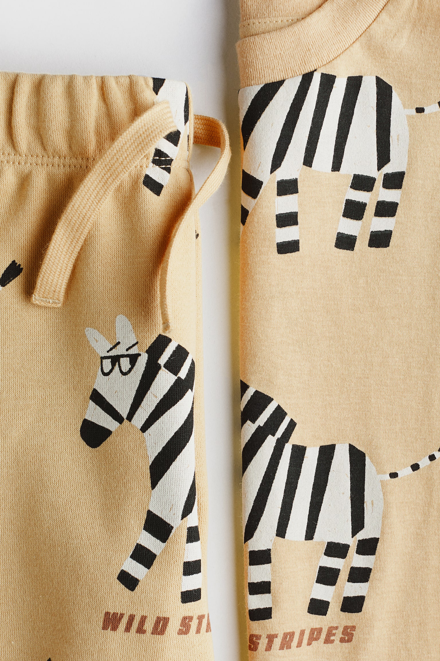 2-piece T-shirt and sweatshorts set - 2