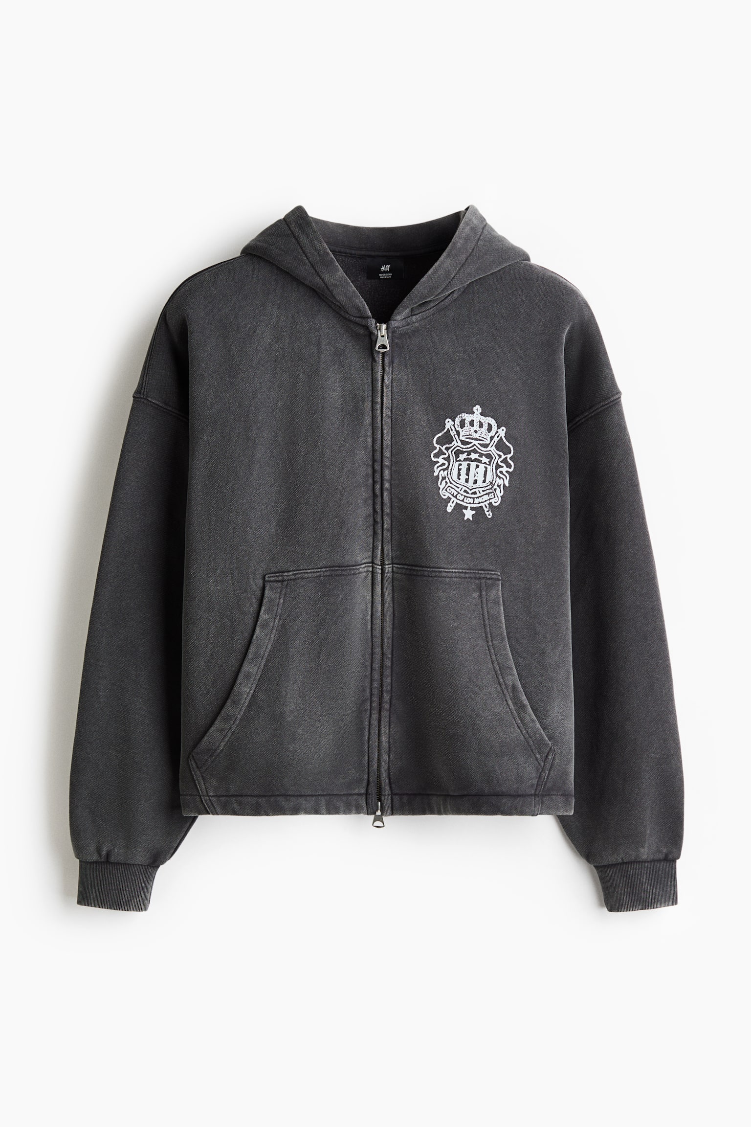 Una felpa con cappuccio zip-up in grigio scuro, effetto washed, Ã¨ mostrata frontalmente e presenta un cappuccio, una zip frontale a tutta lunghezza e una tasca a marsupio divisa. Mostra un grafico stemma bianco sul petto sinistro, insieme a spalle scese e polsini a coste.