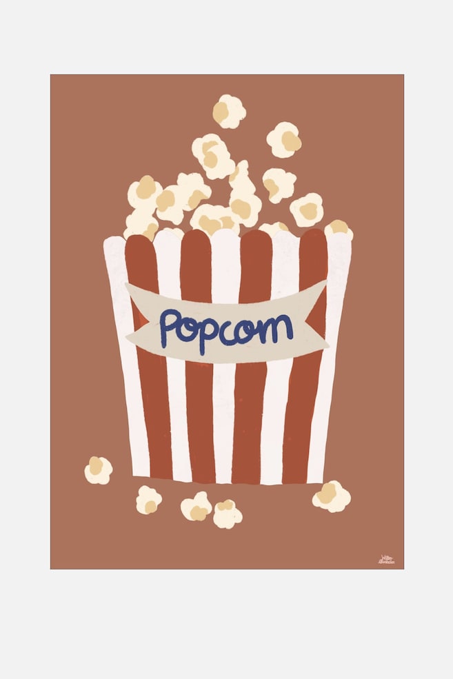 Ett konsttryck visar en stiliserad illustration av en popcornbehÃ¥llare med vertikala bruna och vita rÃ¤nder mot en enfÃ¤rgad terrakottabakgrund. En ljusgrÃ¥ banderoll Ã¶ver framsidan visar ordet âPopcornâ i blÃ¥tt skript, med flera krÃ¤mfÃ¤rgade kÃ¤rnor som spiller Ã¶ver kanten och sprids runt basen. - 1