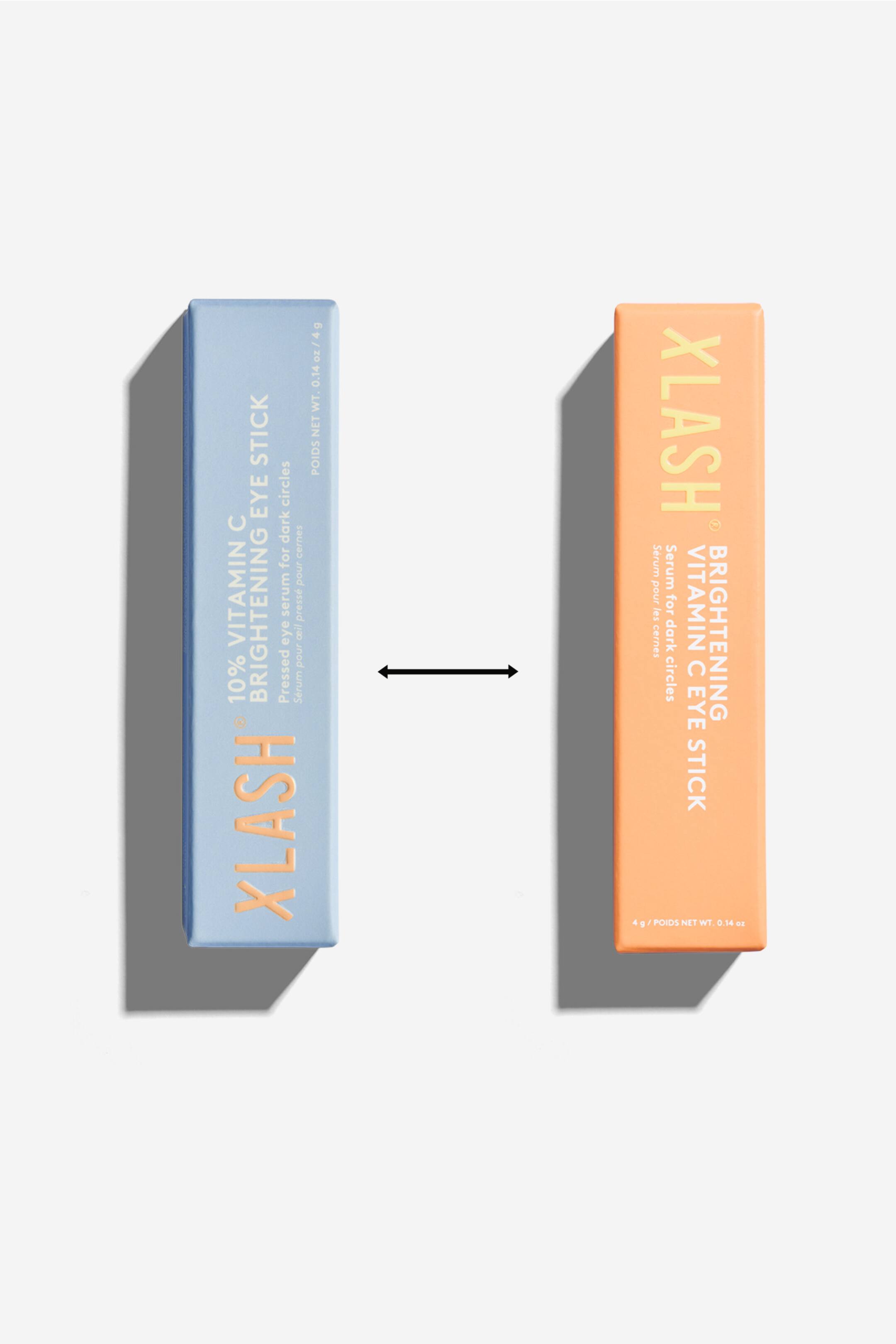 Vis større bilde: To rektangulære XLASH Brightening Vitamin C Eye Stick-esker står oppreist og er vinklet litt mot betrakteren, med en lyseblå eske som viser "10% VITAMIN C BRIGHTENING EYE STICK" og en lyseoransje eske som viser "BRIGHTENING VITAMIN C EYE STICK." Begge pakkene angir også en nettovekt på "4 g / 0.14 oz."