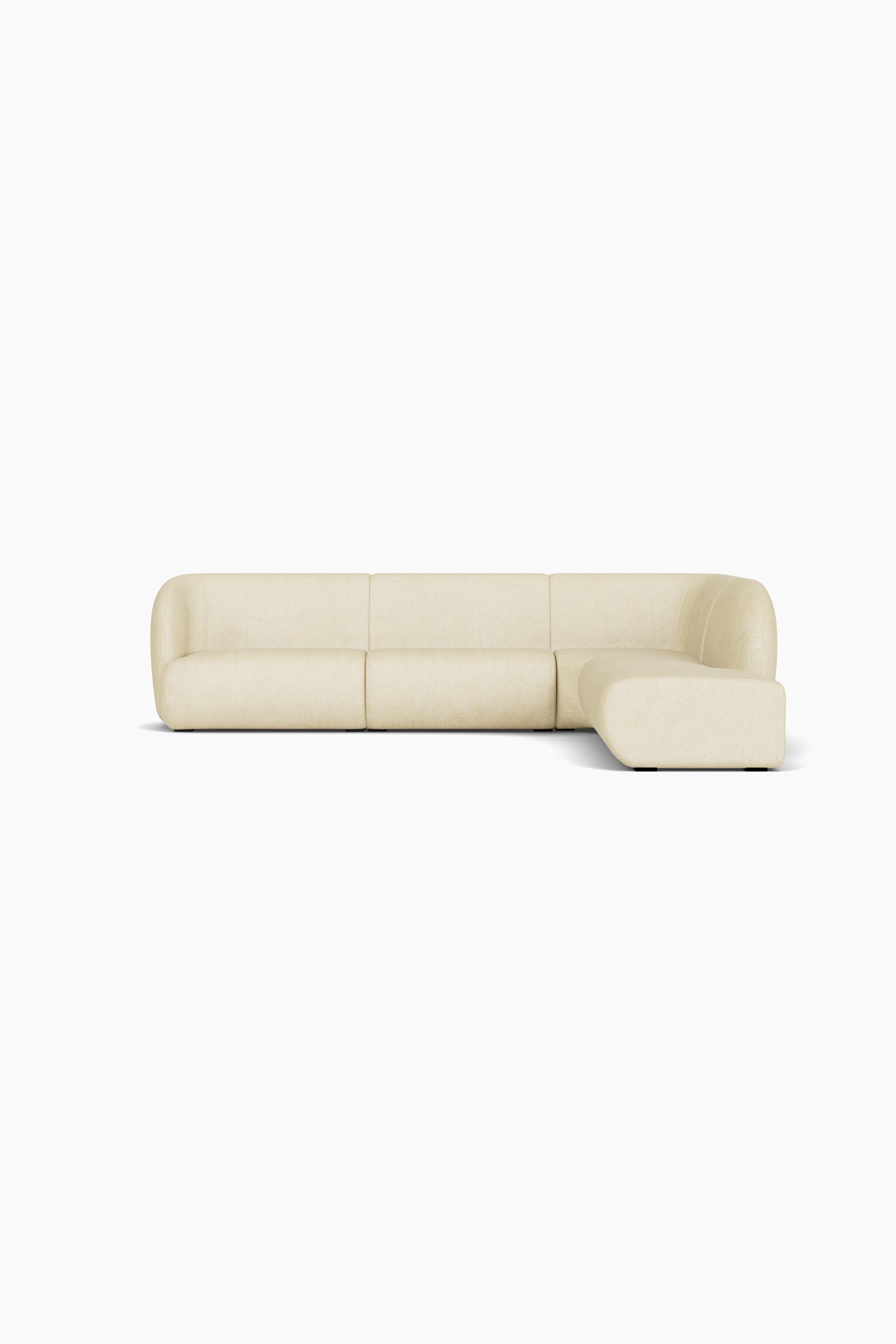 Un canapé modulaire blanc cassé est orienté vers l'avant, avec un revêtement en tissu texturé et des coussins arrondis à profil bas. Un coussin décoratif carré assorti repose sur le coussin d'assise, mettant en valeur la structure douce et minimaliste du canapé.