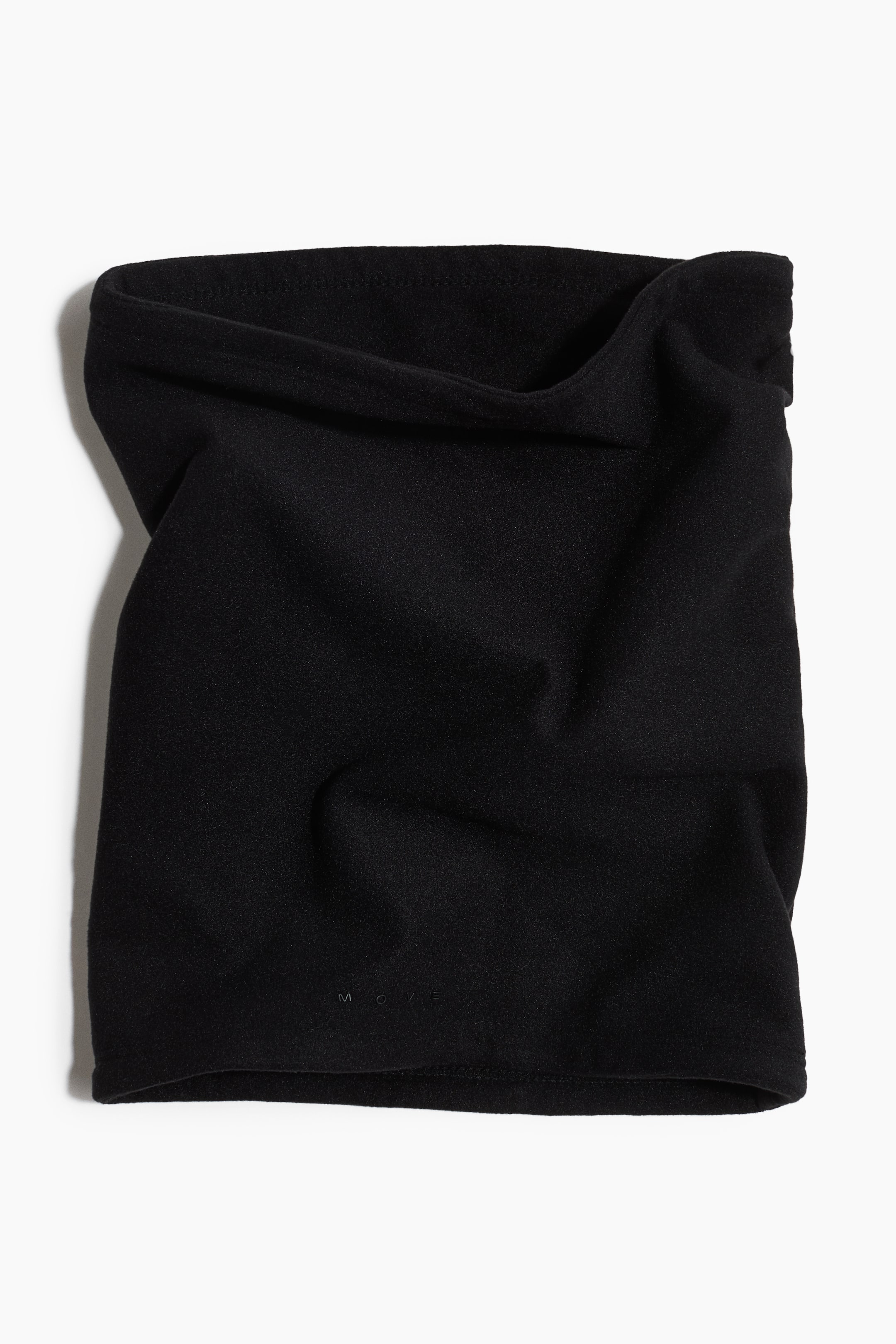 Ver imagen más grande: Un cuello negro de abrigo presenta su suave material de forro polar texturizado. Está dispuesto con una caída delicada, mostrando su forma tubular y un sutil texto "MOVE" cerca del borde inferior.