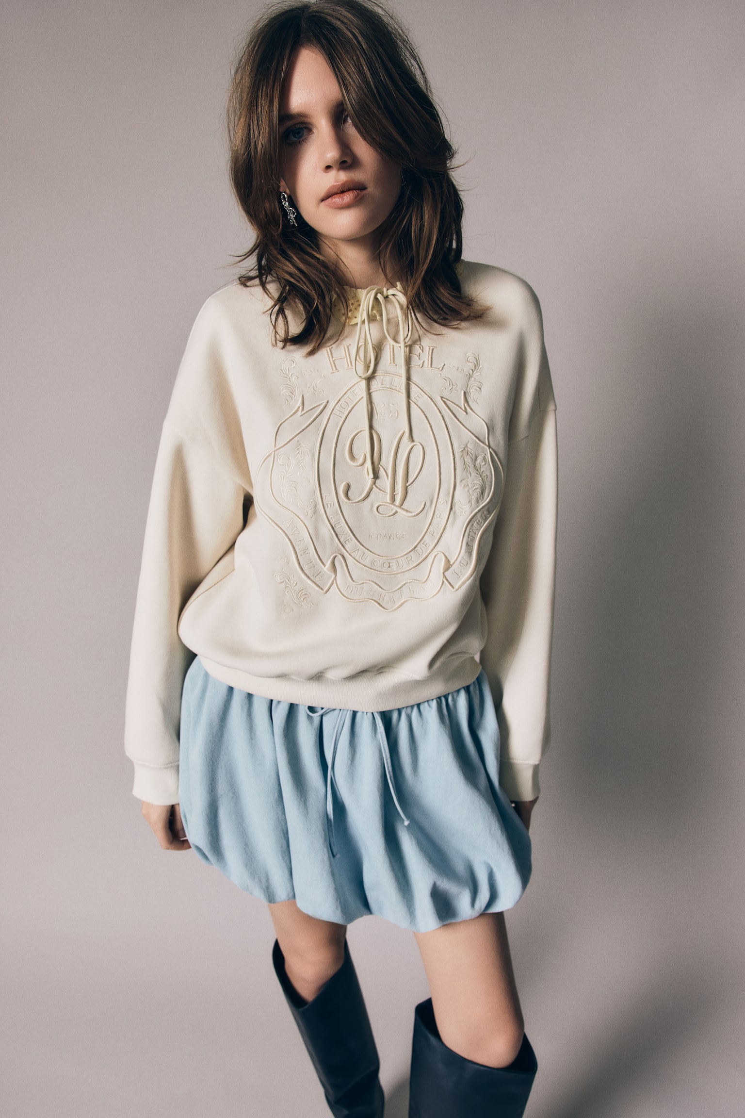 סווטשירט עם מוטיב - בז' בהיר/Hôtel de Luxe/אפור כהה/Paris - 4