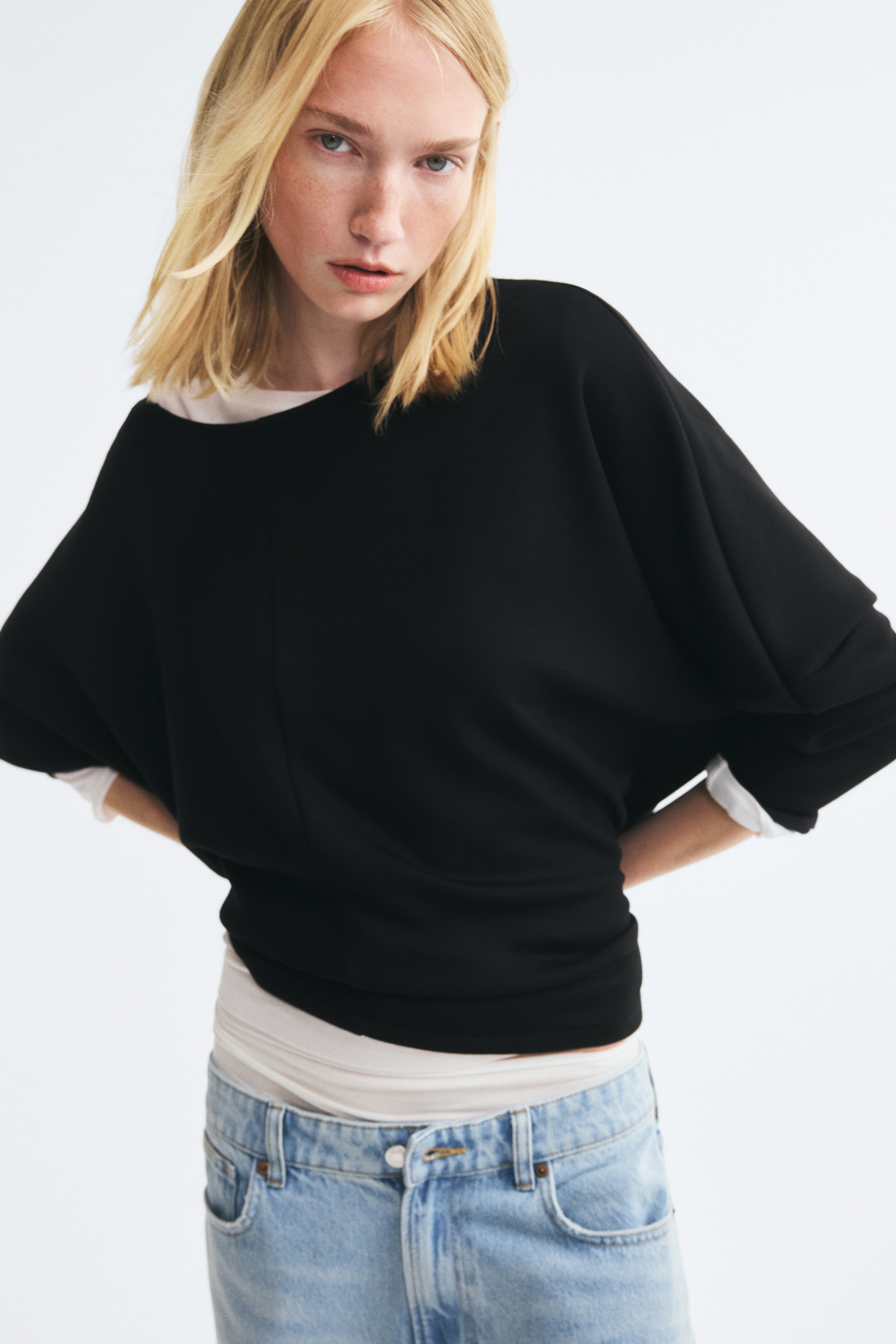 Batwing-sleeved scuba sweatshirtModel