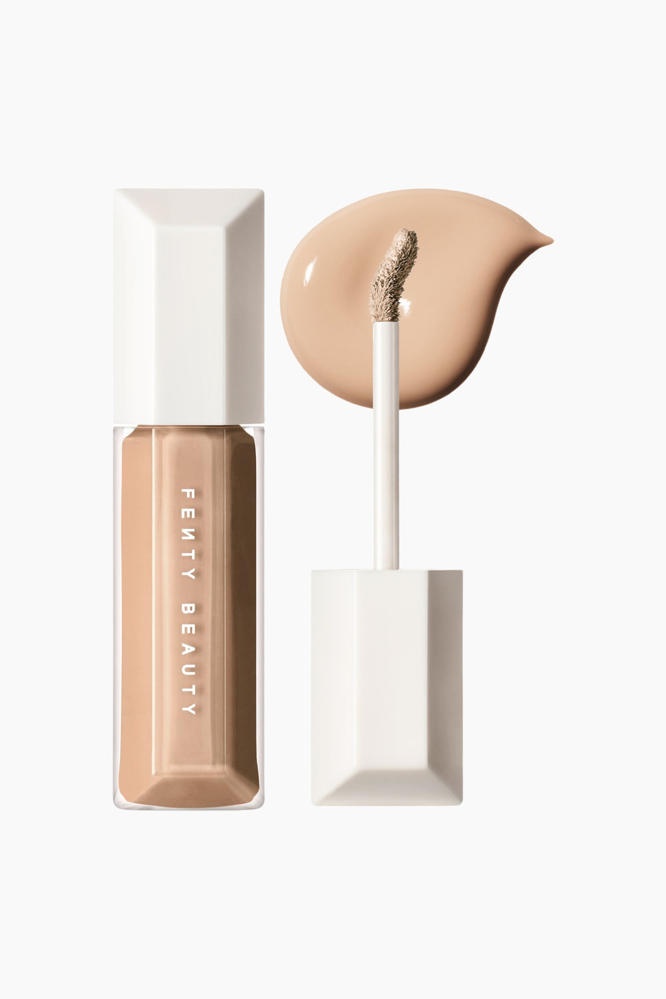 Visa större bild: We're Even Hydrating Longwear Concealer står upprätt i en klar, facetterad flaska med ett vitt geometriskt lock och visar en mediumbeige nyans inuti. Bredvid flaskan står den avskruvade applikatorstaven upprätt med sin böjda doe-foot-spets täckt av formulan, placerad under ett glansigt, droppformat färgprov av samma flytande concealer.