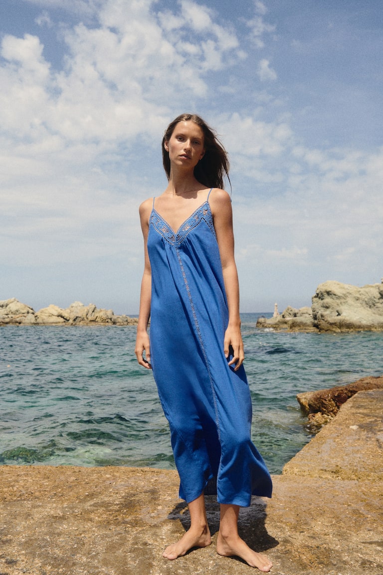 Vestido con bordado inglés y tirantes de lazo