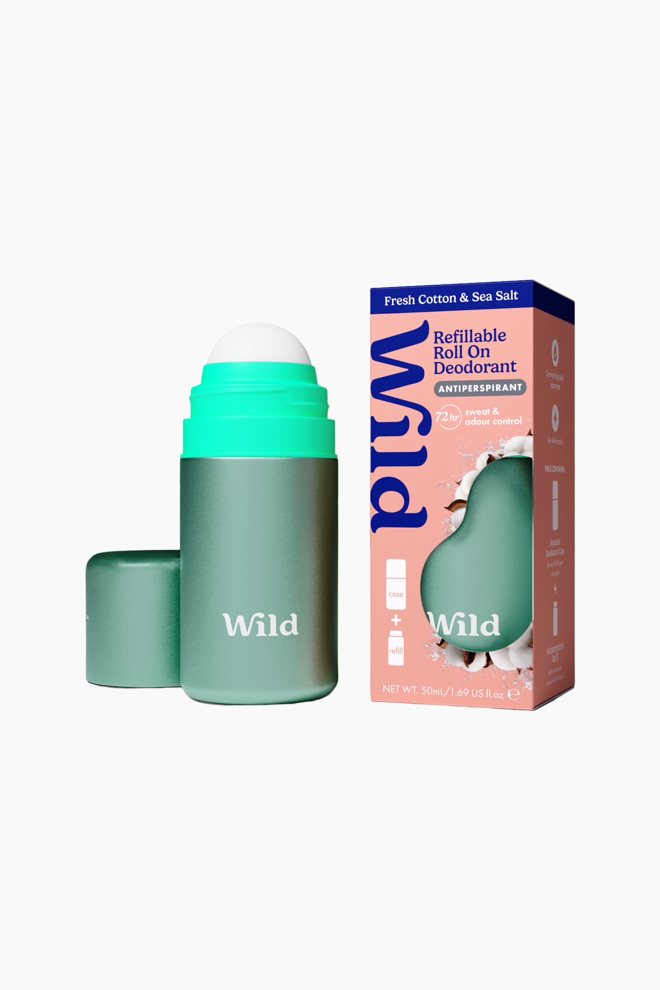 Visa större bild: The Wild påfyllningsbara roll-on deodorant startpaket står upprätt och har ett metalliskt aqua-grönt etui med locket avtaget och placerat vid sidan, vilket blottar en klar turkos hals och en vit rollerball. Till höger står den rektangulära rosa och blå kartongförpackningen upprätt och visar produktnamnet, doften ”Fresh Cotton & Sea Salt” samt en grafisk bild av deodorantetuiet.