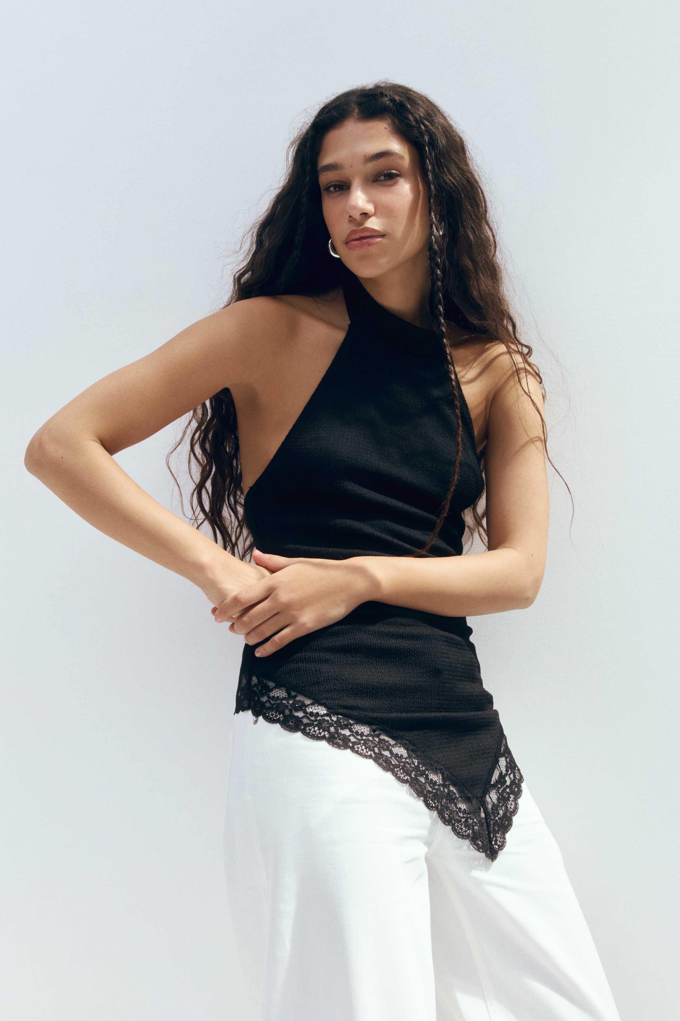 Top halterneck com rendaModelo