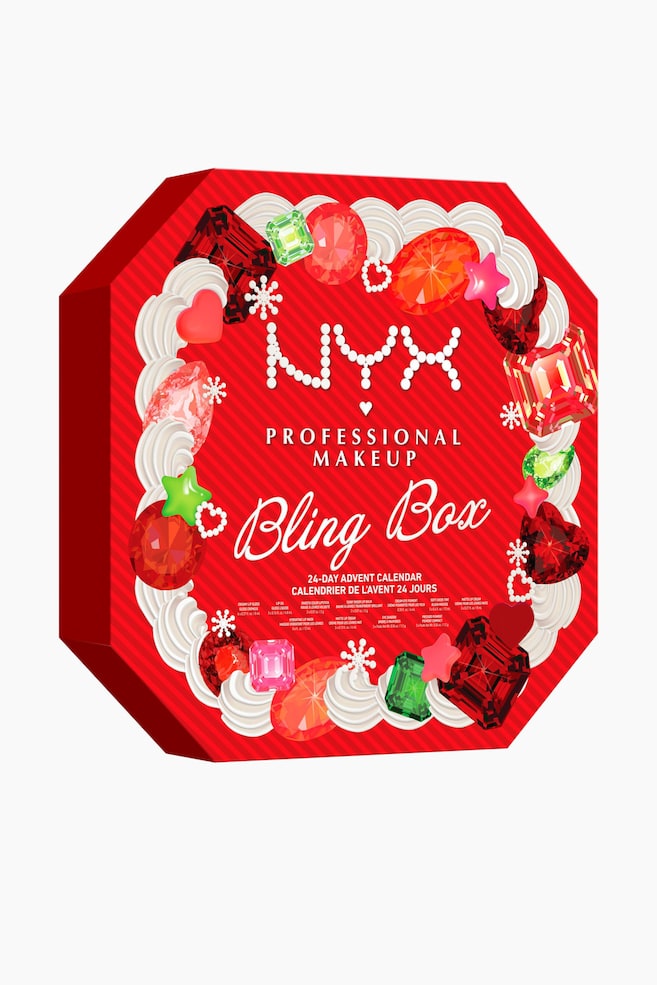 NYX Professional Makeup Bling Box stÃ¥r i en trekvartsvinkel, hvilket fremhÃ¦ver den rÃ¸de ottekantede form og dybden i siden. Forsiden er prydet med en cirkulÃ¦r kant af sprÃ¸jtet hvid frosting dekoreret med farverige faux Ã¦delsten, stjerner og snefnug, som omkranser det centrale brandnavn skrevet med perler samt den hvide scripttekst med teksten "Bling Box." - 1
