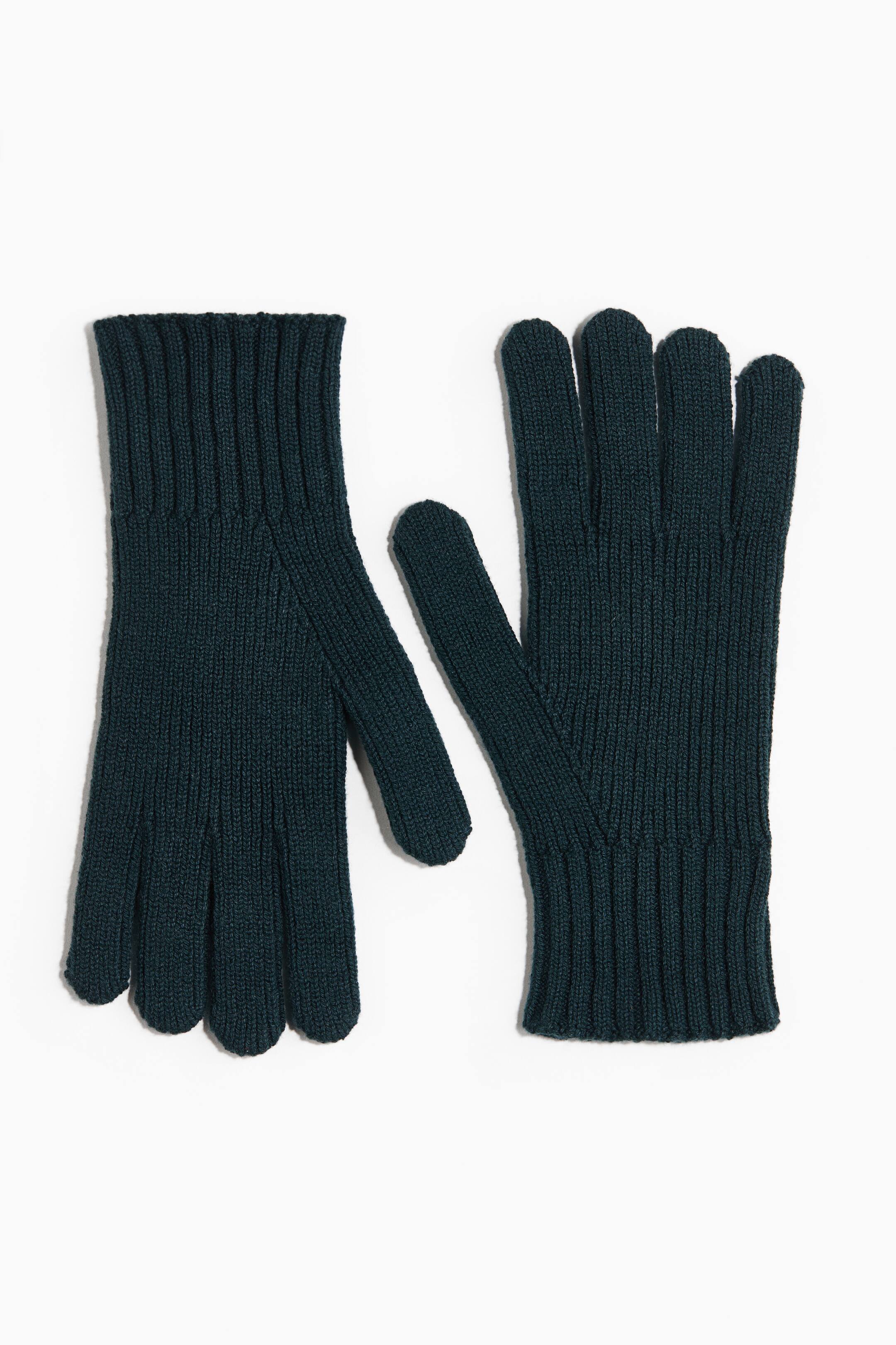 Grösseres Bild ansehen: Zwei dunkelgrüne gestrickte Handschuhe liegen flach nebeneinander. Der linke Handschuh zeigt den Handrücken, während der rechte die Handfläche zeigt; beide verfügen über Rippbündchen und einzelne Finger.