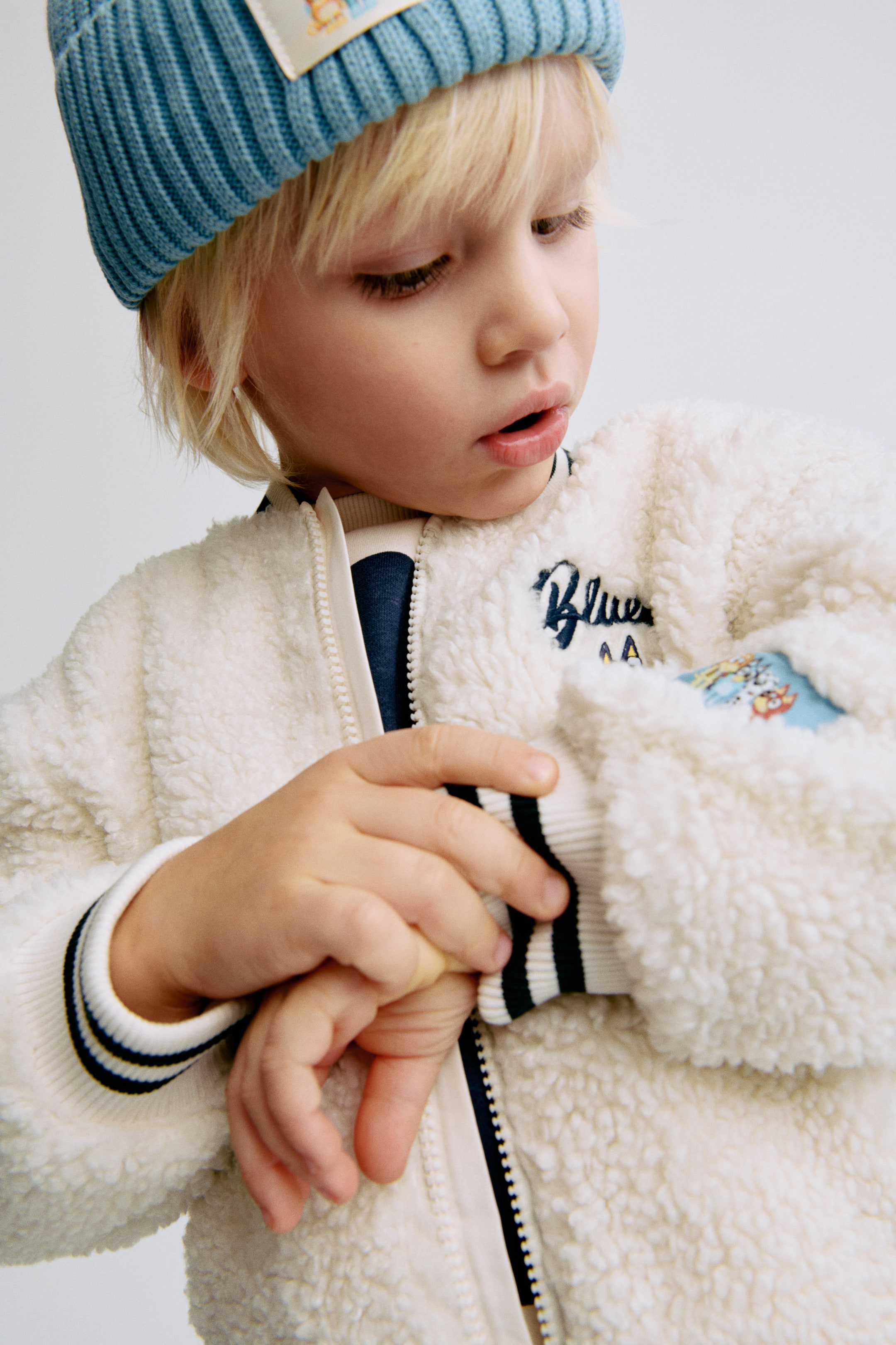 Größeres Bild anzeigen: Teddy baseball jacket - Cremefarben/Bluey - Kids | H&M AT 3