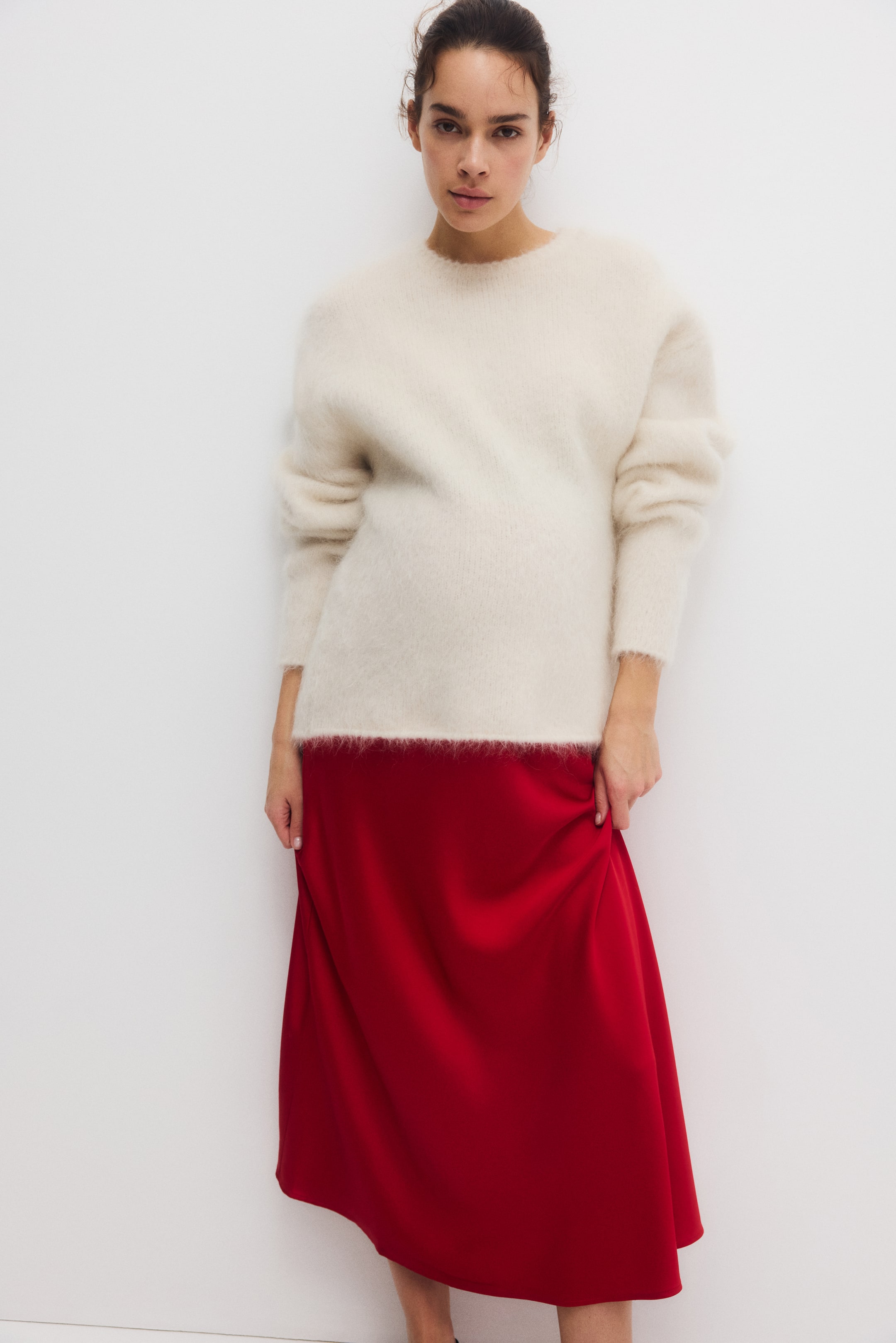 הצגת תמונה גדולה יותר: MAMA חצאית קומבניזון מסאטן - אדום - Ladies | H&M IL 1