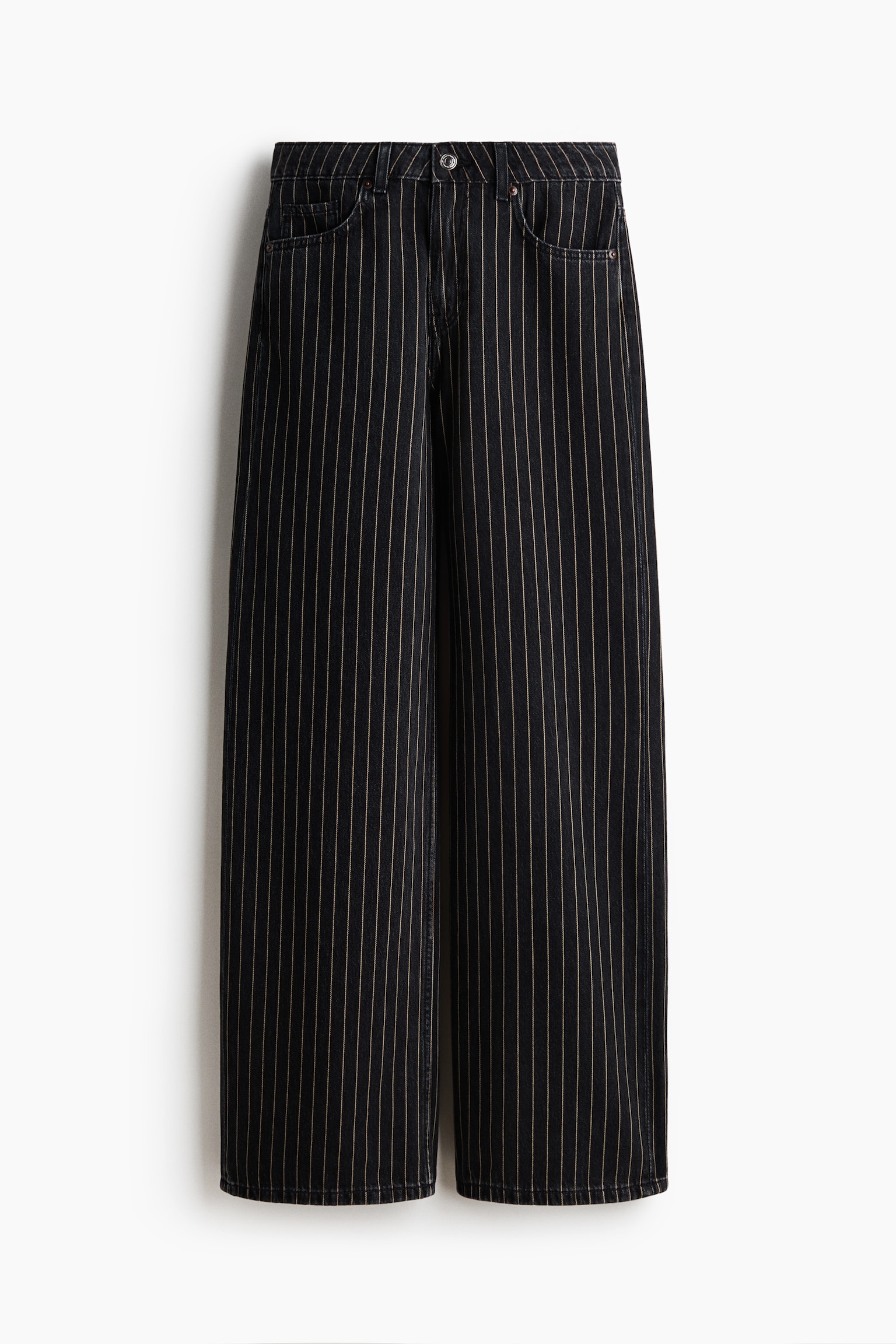 Pantalon large en denim noir avec fines rayures verticales beiges, fermeture à bouton, braguette zippée, passants de ceinture et poches avant en biais. - 1