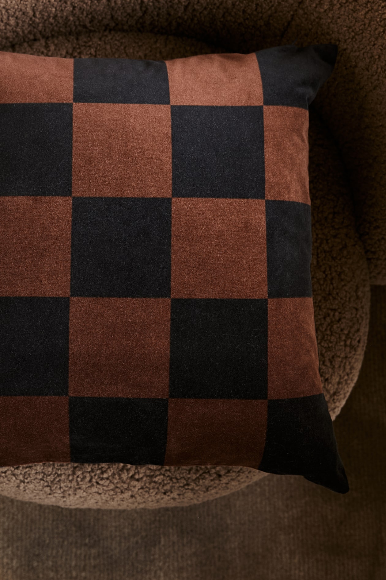 Capa de almofada em veludo aos quadrados Castanho/Quadrados