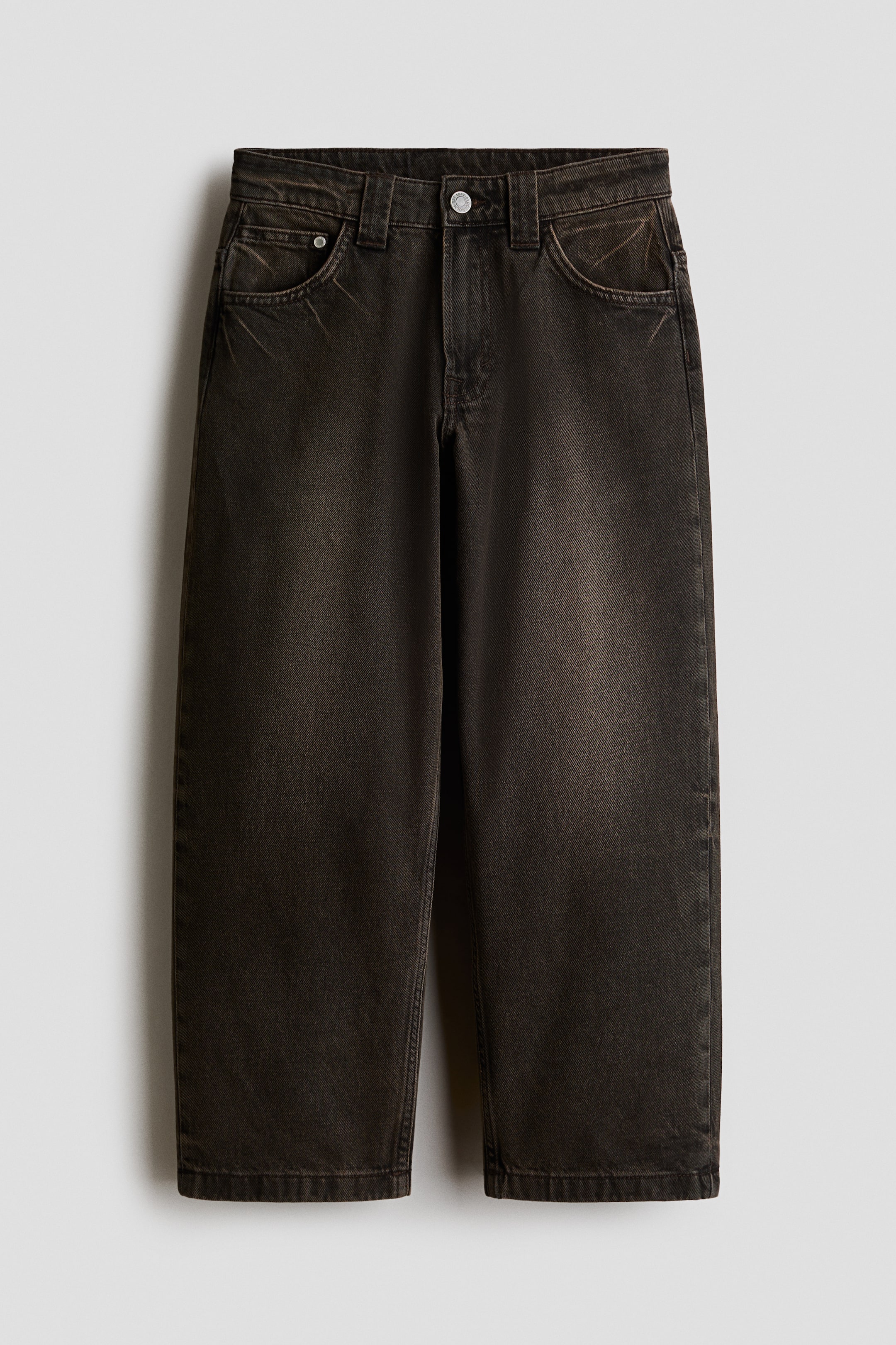 Größeres Bild anzeigen: Die Vorderseite einer 5-Pocket-Jeans aus dunkel gewaschenem Denim zeigt einen lockeren Schnitt an Hüfte und Oberschenkel mit tief sitzendem Schritt und weitem Bein. Sie verfügt über einen Knopf- und Reißverschluss, Gürtelschlaufen und zwei sichtbare Fronttaschen, darunter eine Münztasche.