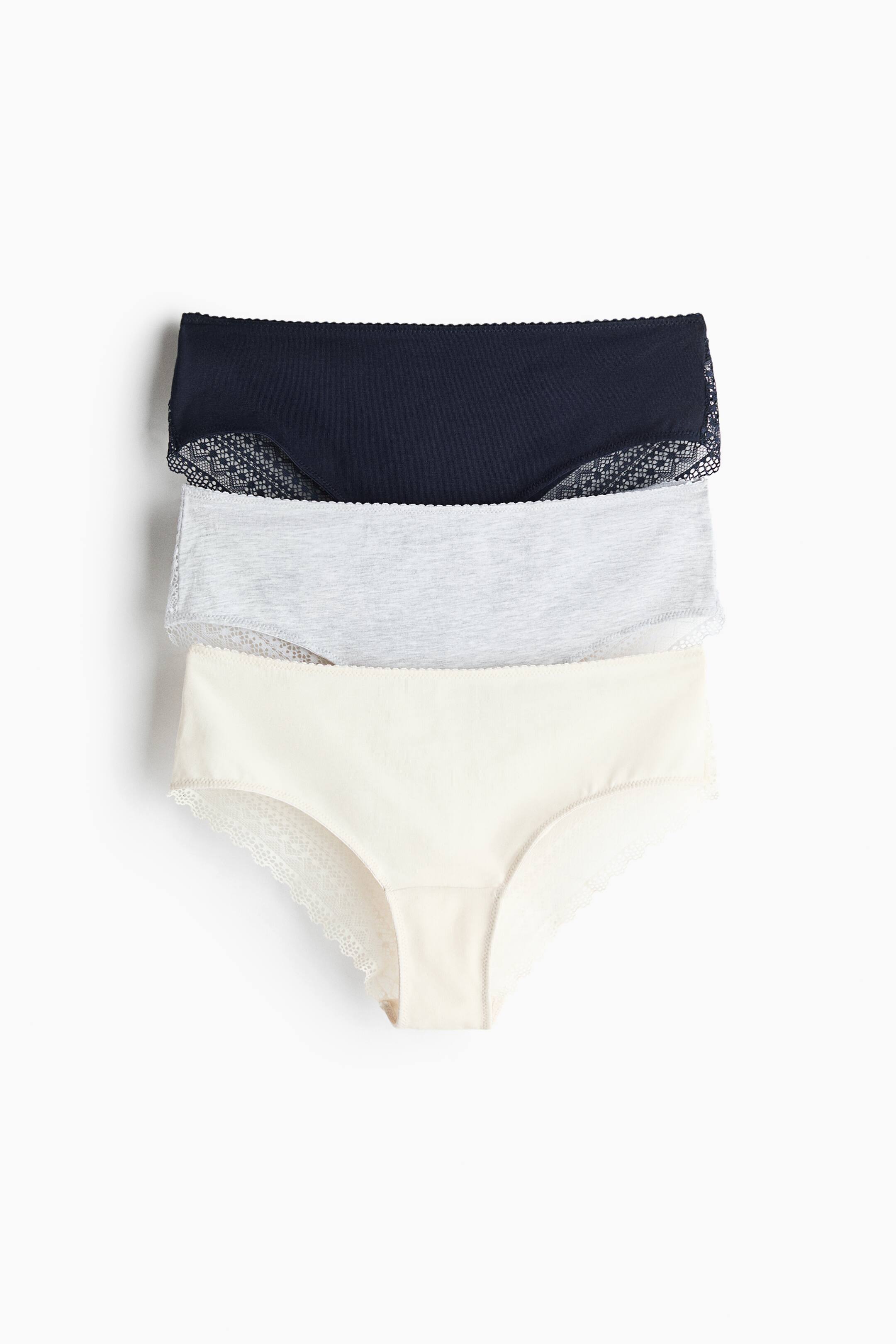 Xem ảnh lớn hơn: Bộ ba quần lót này có thiết kế cạp vừa bằng cotton jersey, với viền ren dọc theo phần mở ống quần và cạp quần. Các mẫu quần lót được phối các màu xanh navy, xám nhạt marl và trắng ngà, được xếp chồng lên nhau với mặt trước hiển thị rõ ràng.