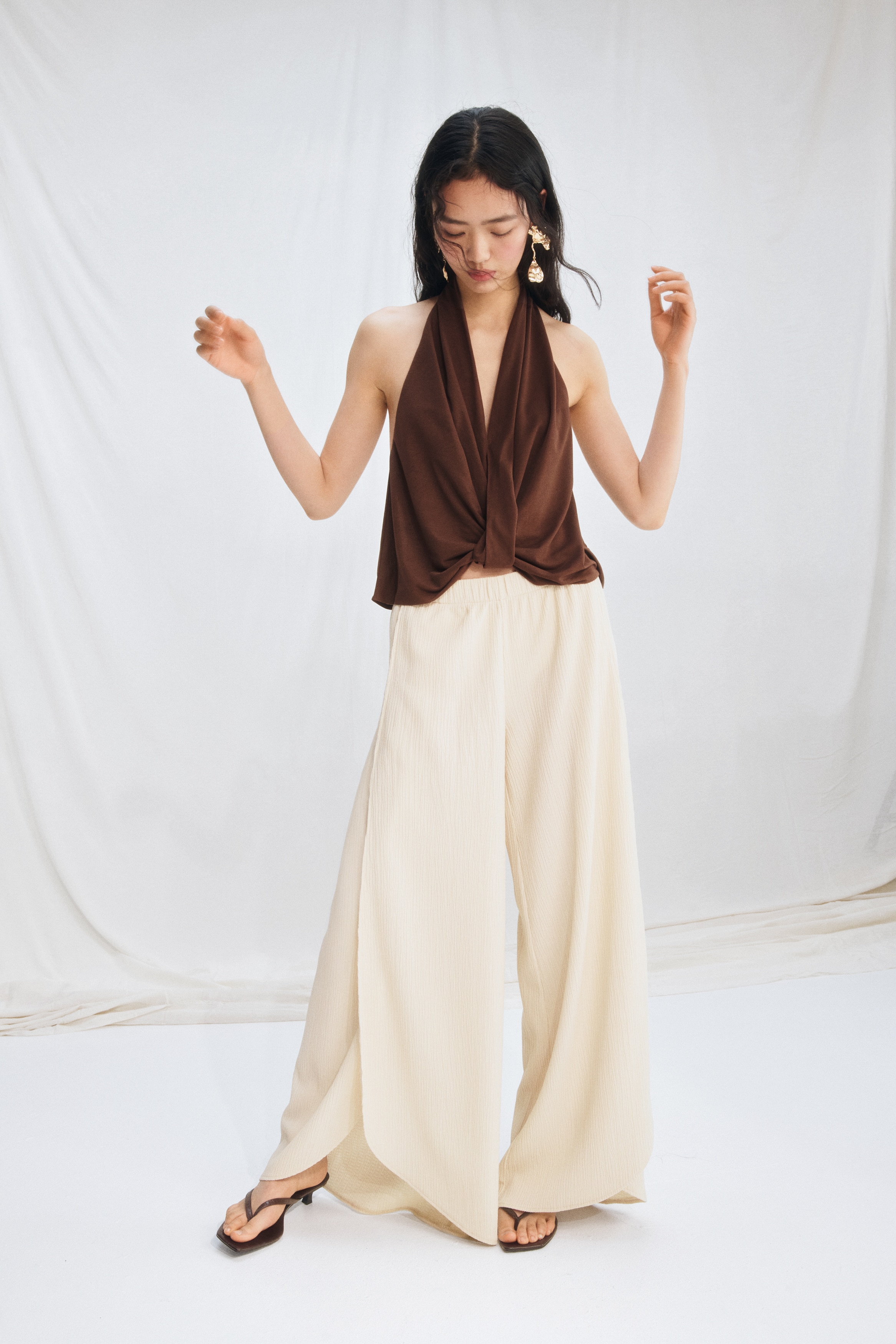 Top halter con detalle giradoModelo