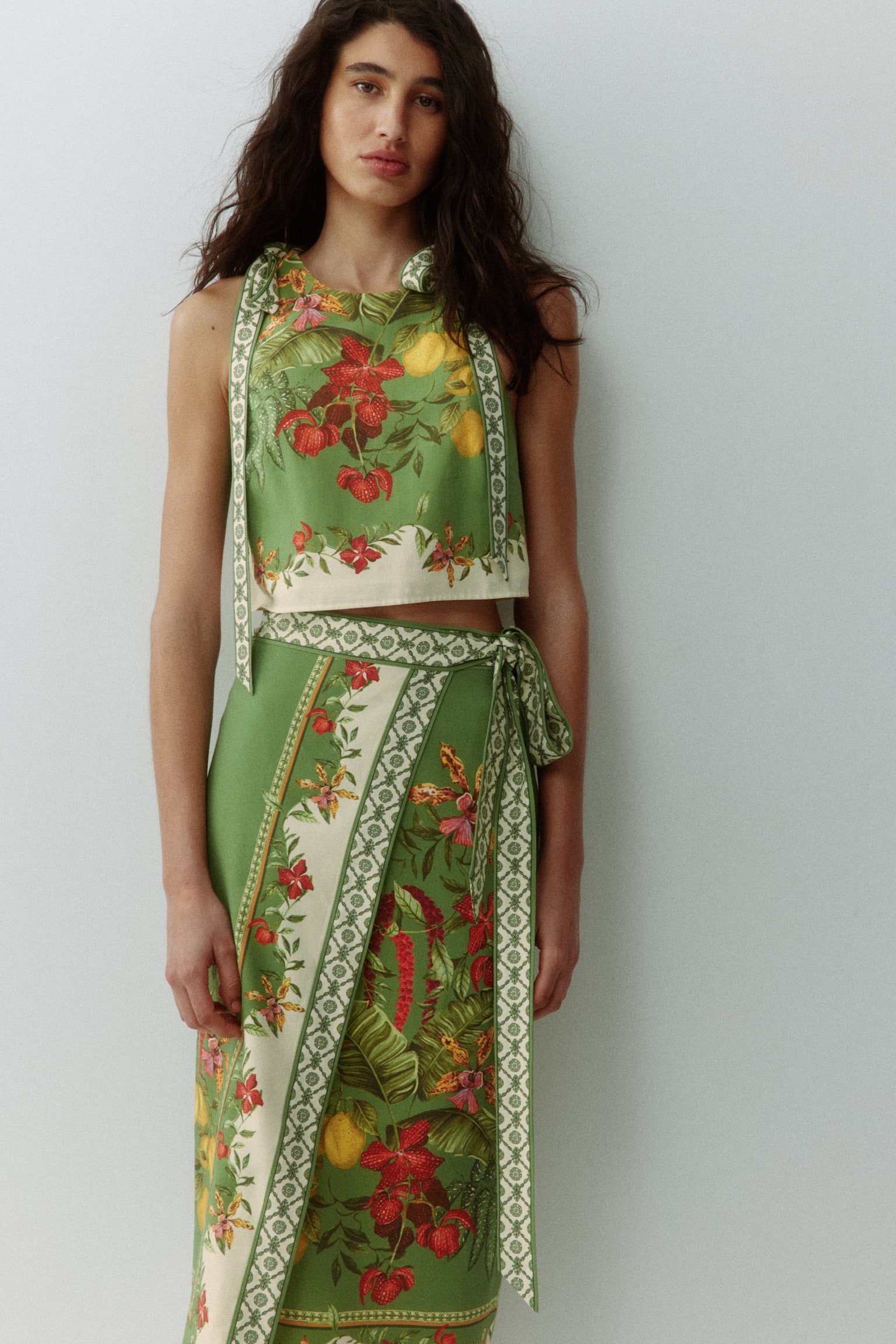 קרופ טופ עם קשירה - ירוק/פרחים - 4