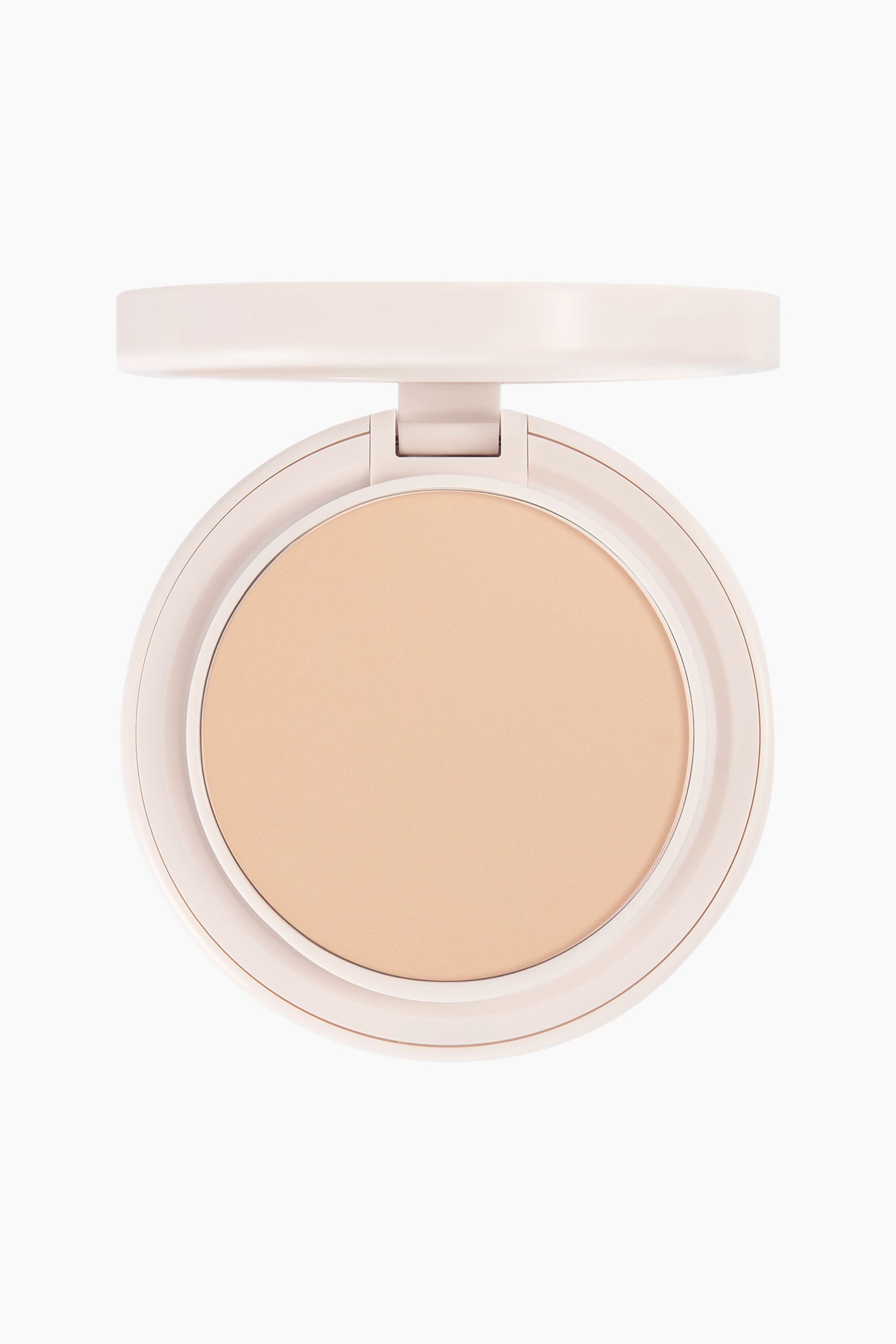 Se større billede: Natural Blur Powder Foundation viser et åbent, rundt pudderdåse-etui i en lys rosa nuance, vendt direkte fremad. Pudderdåsen viser en cirkulær pan med glat, lysebeige presset pudder, mens låget hviler vandret over bunden.