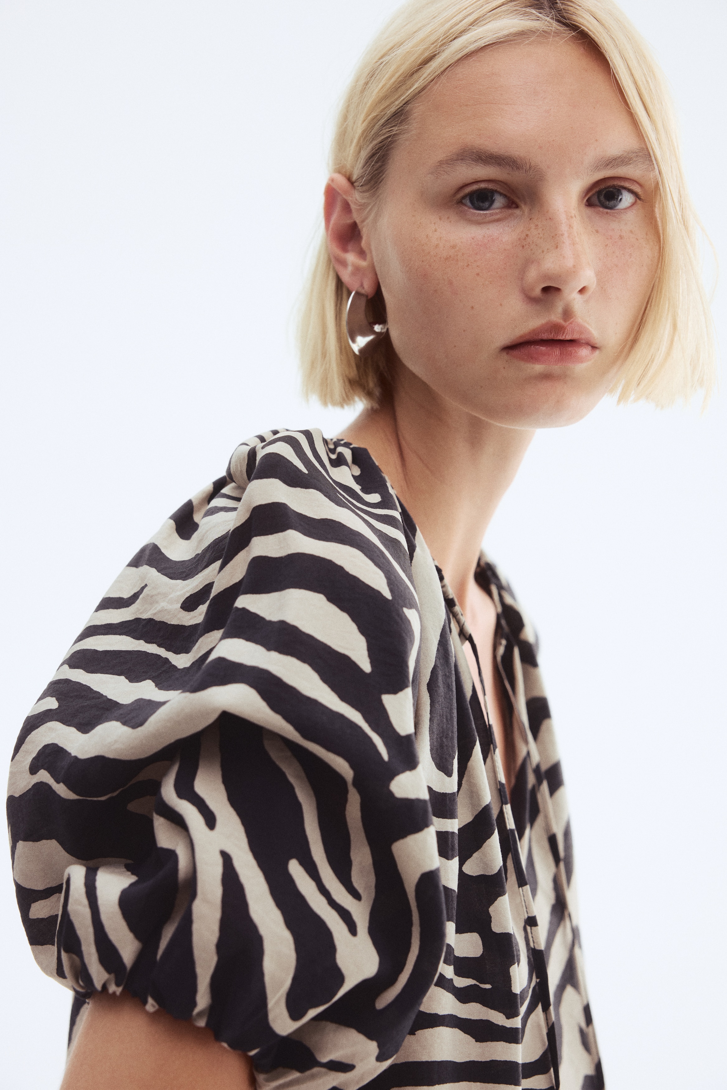 Balloon-sleeved blouse
