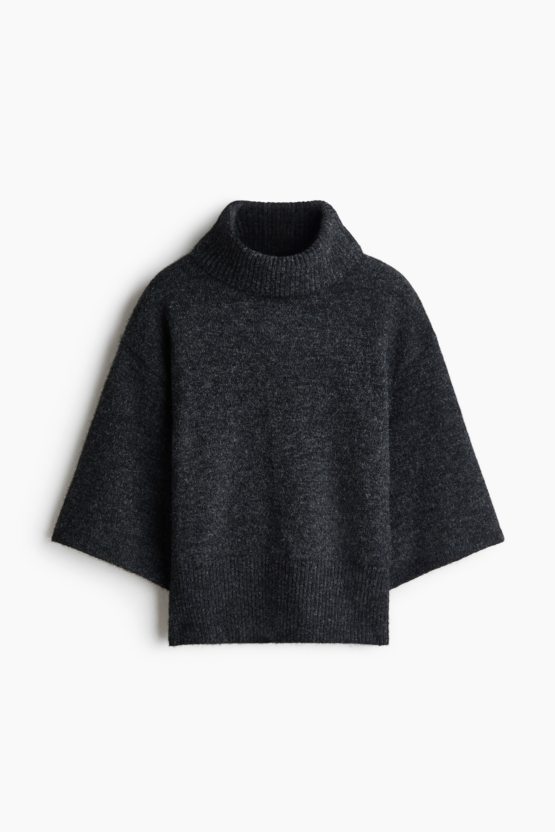 Se større billede: En mørkegrå sweater vises forfra og har en høj ribstrikket rullekrave samt en meleret tekstur. Den er designet med brede, korte ærmer og en ribstrikket kant.