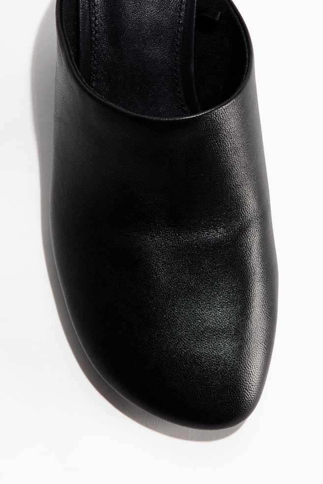 Mules aus Leder mit Kitten Heel - Schwarz/Dunkelbeige - 1