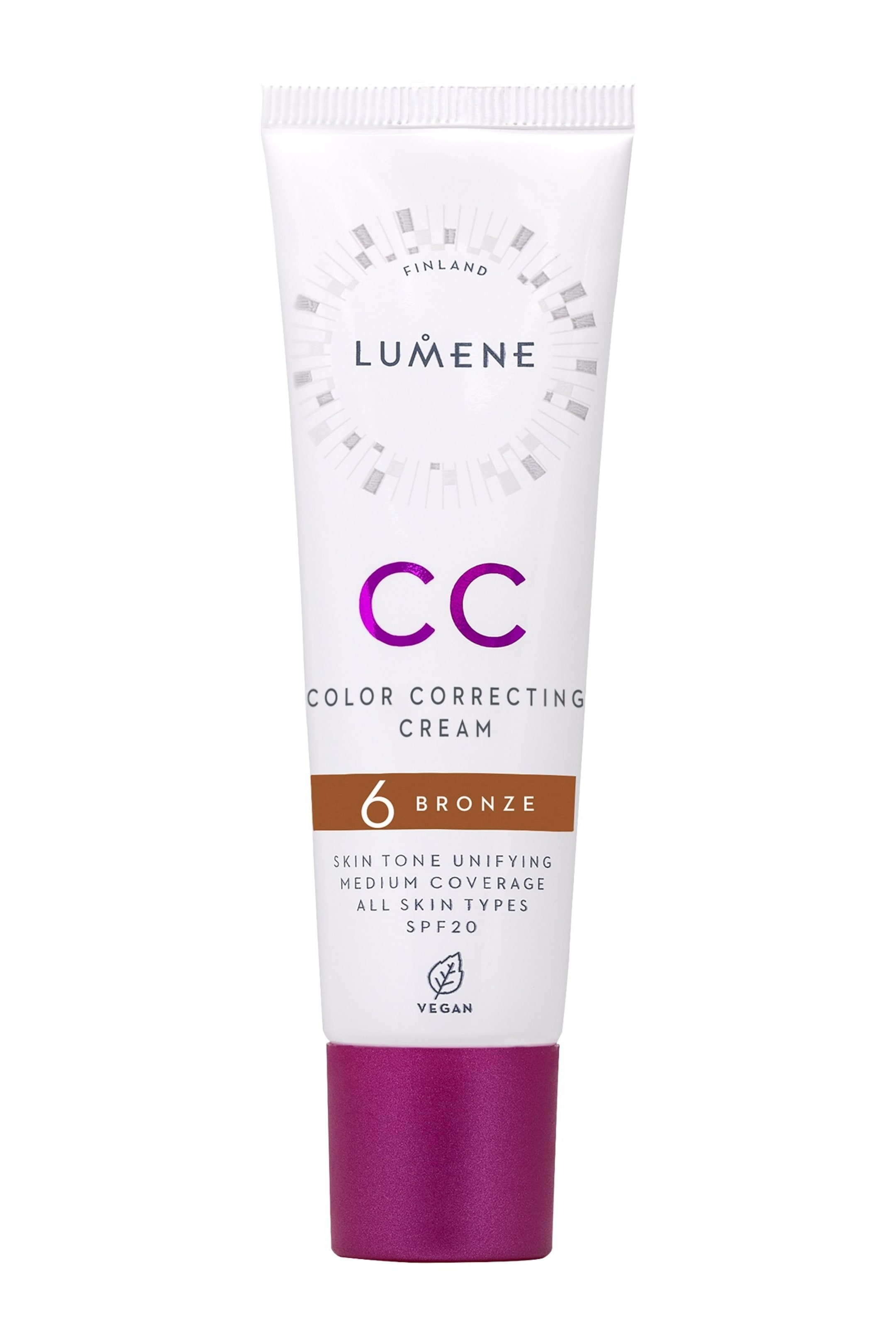 Visa större bild: En vit klämtub av Lumene CC Color Correcting Cream står upprätt och har en metallisk lila kork. Tuben visar nyansen "6 Bronze" och text som indikerar att det är en hudtonutjämnande kräm med medeltäckning, SPF20 och veganska egenskaper.