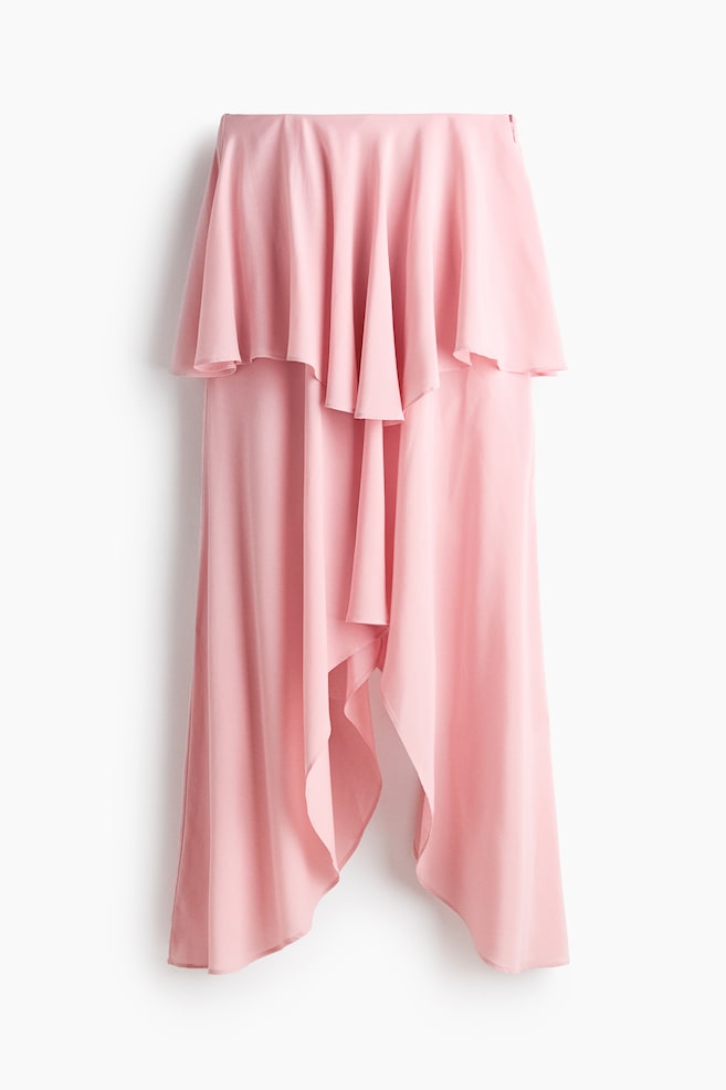 Una prenda fluida de color rosa presenta una amplia capa con volantes en la parte superior, con cascadas de volantes y un dobladillo asimétrico en forma de pañuelo en la parte inferior. - 1