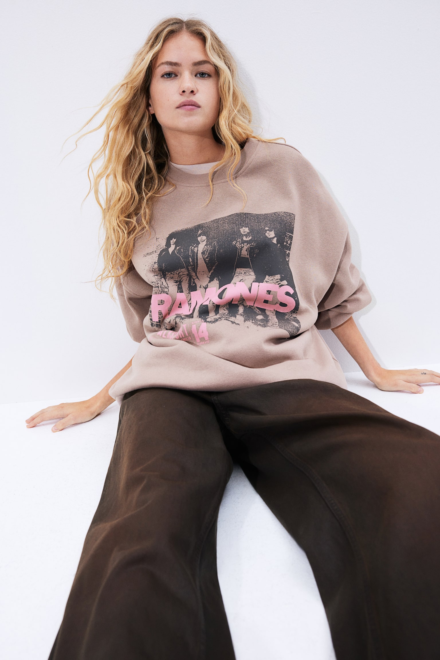 Oversized printed sweatshirt - Greige/Ramones/Black/Elvis Presley/Dark grey/The British Museum/Burgundy/Alice in Wonderland/Light beige/The Beatles/Cream/Sublime - 1