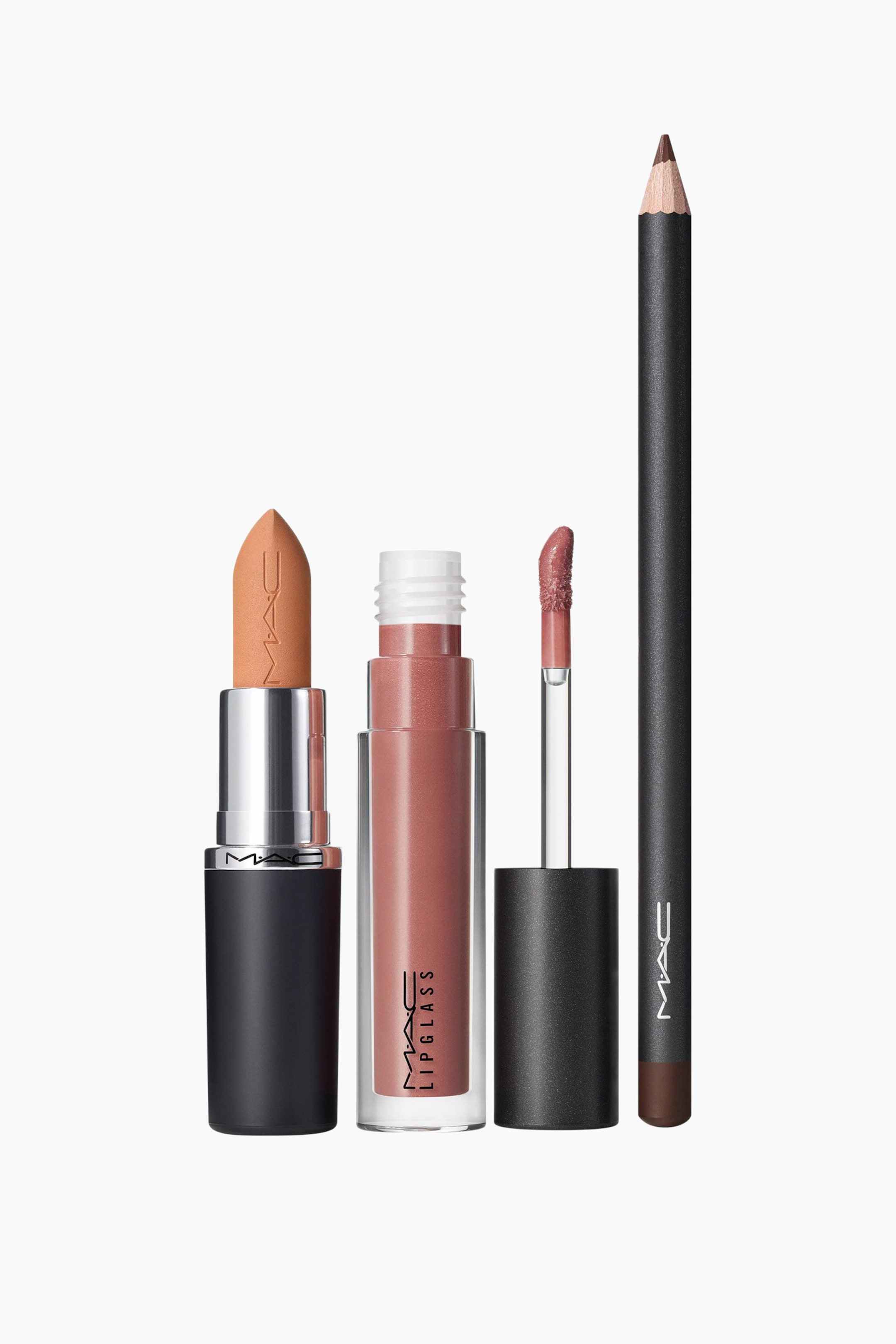 Visa större bild: Ett MAC-set med läppstift, läppglans och läppenna står upprätt och är något framåtlutat. Det svarta och silverfärgade läppstifthylsan visar en orangebrun stift, den genomskinliga läppglanstuben visar en rosabrun applikator med svart skruvlock avskruvat, och den svarta läppennan visar en vässad mörkbrun spets.