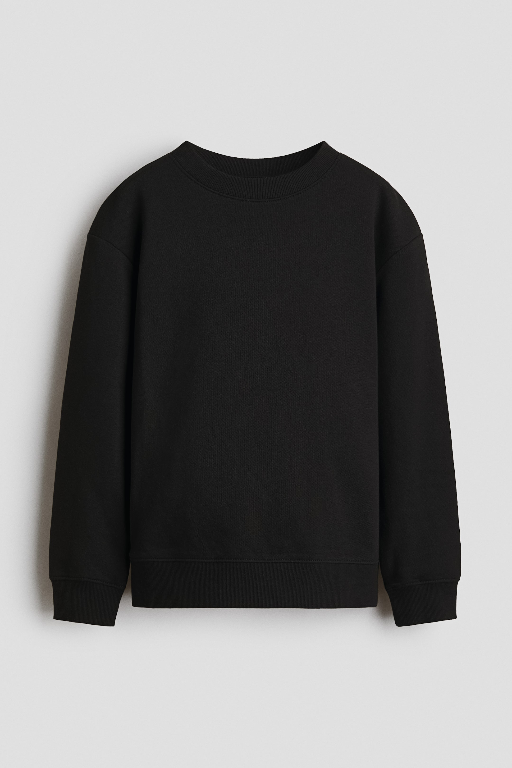 Visa större bild: En svart sweatshirt visas framifrån. Den har en ribbad rund hals, långa ärmar med ribbade muddar och en ribbad nederkant.