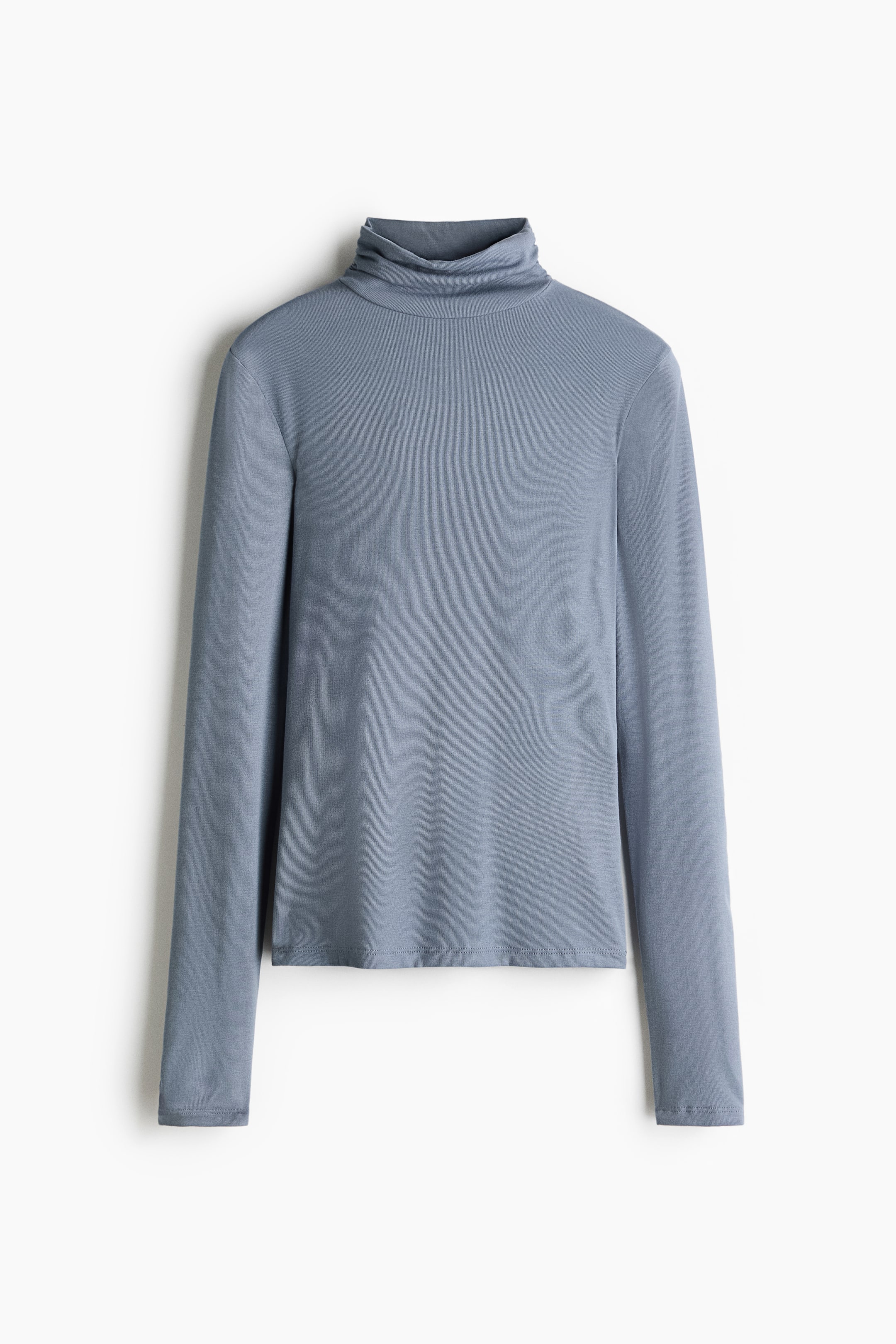 Visualizza l'immagine ingrandita: Una maglia a collo alto a maniche lunghe blu-grigio è mostrata frontalmente, con un tessuto liscio e un colletto dolcevita leggermente drappeggiato.