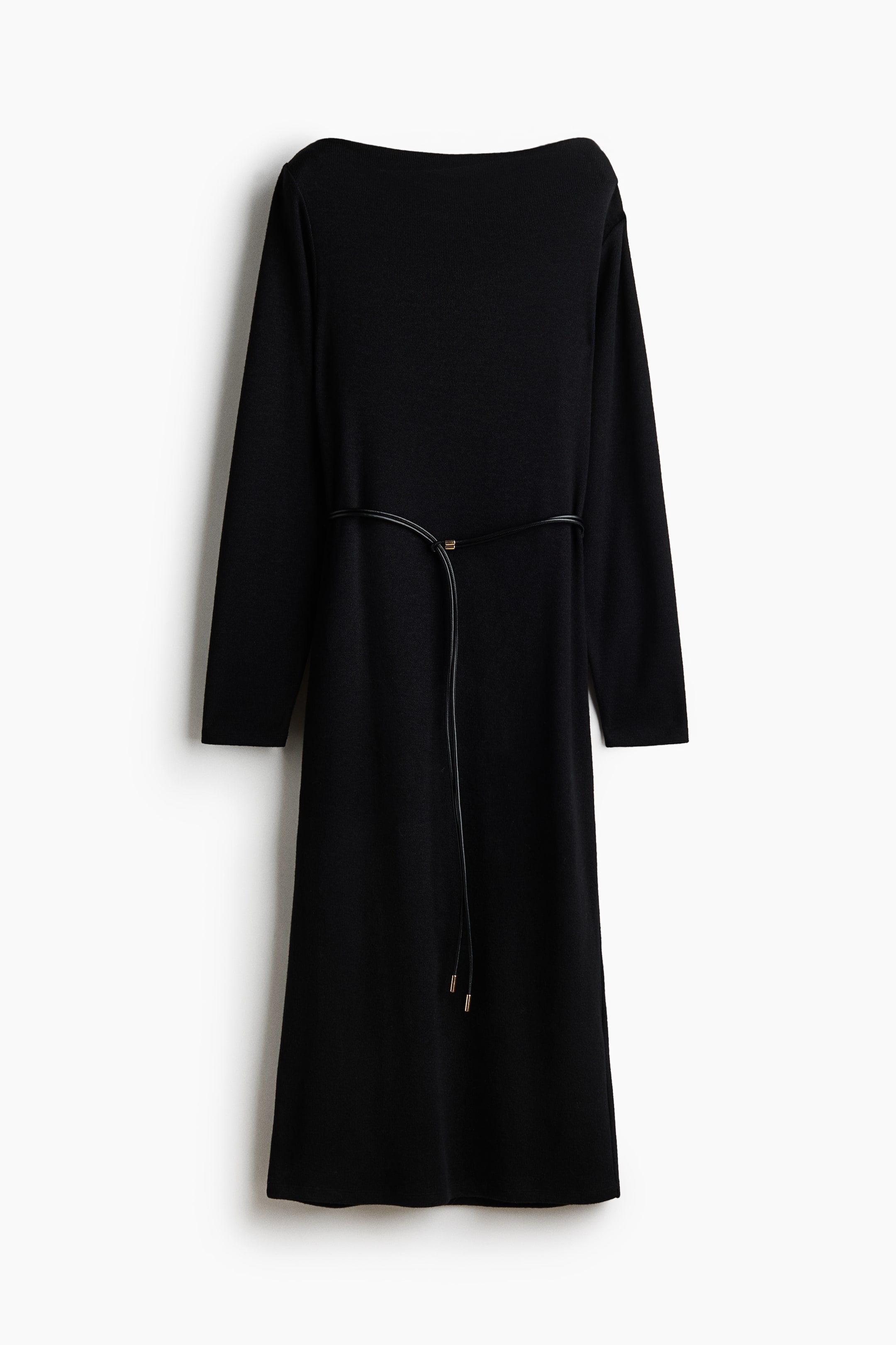 Voir une image plus grande: Une robe en maille noire est suspendue de face, avec un col bateau, des manches longues et une silhouette midi droite. Une fine ceinture en cordon noir avec des embouts métalliques dorés cintrant la taille, ses longues extrémités tombant vers l’avant.