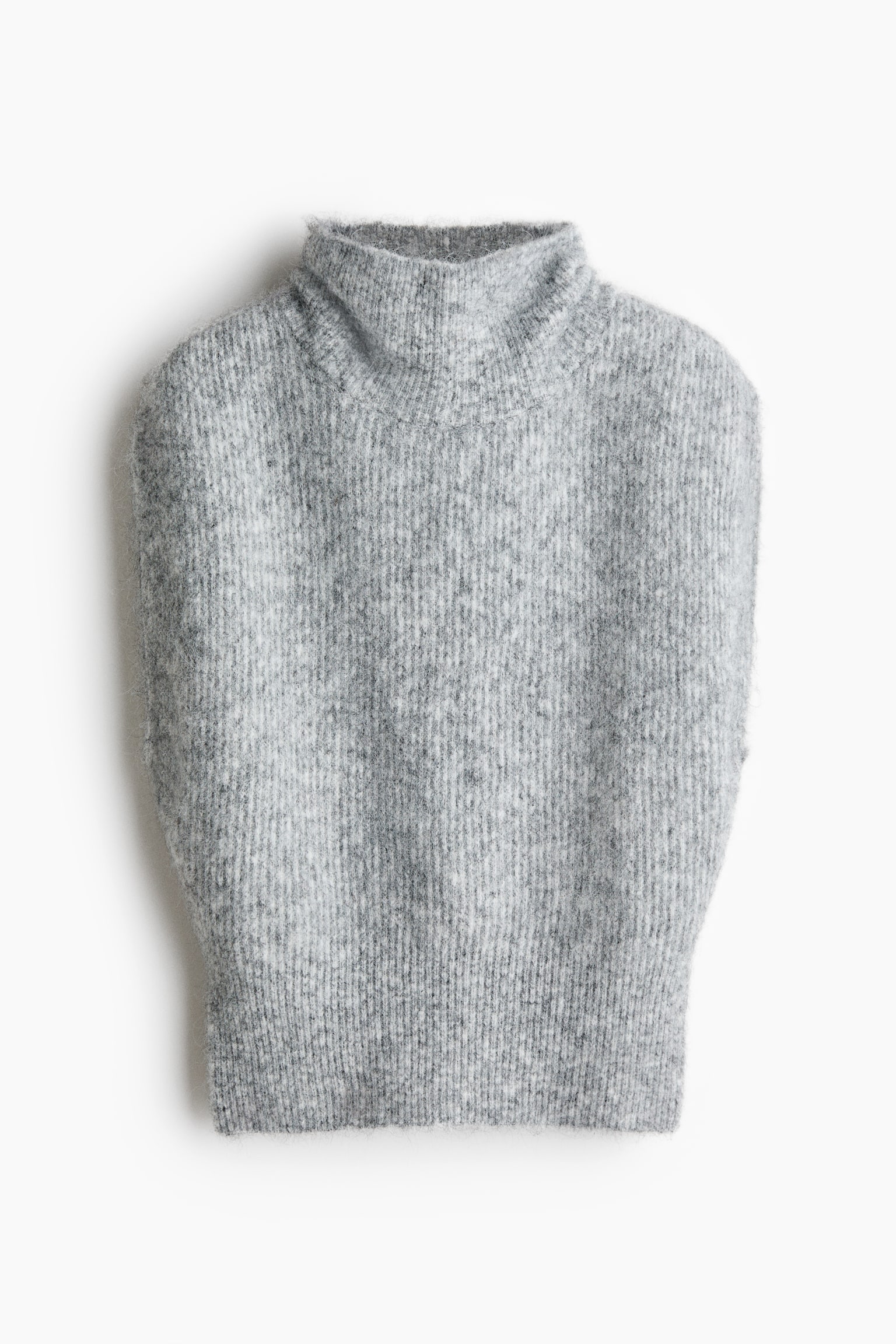 Un pull sans manches tricoté gris présente un motif côtelé prononcé, un col roulé haut et une texture légèrement duveteuse. - 1