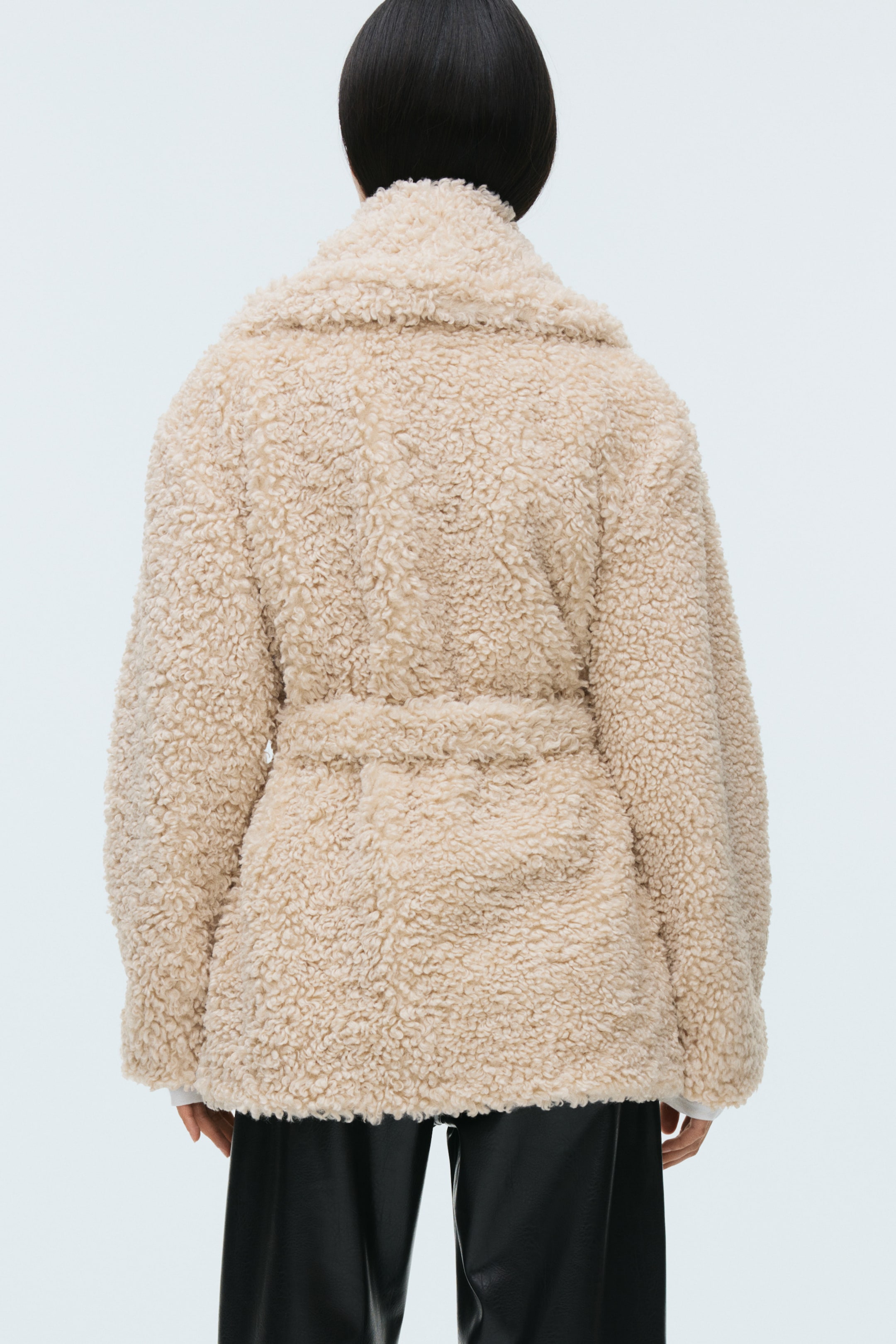 Ampliar la imagen: Abrigo con cinturón en tejido peluche - Beige - Ladies | H&M MX 4