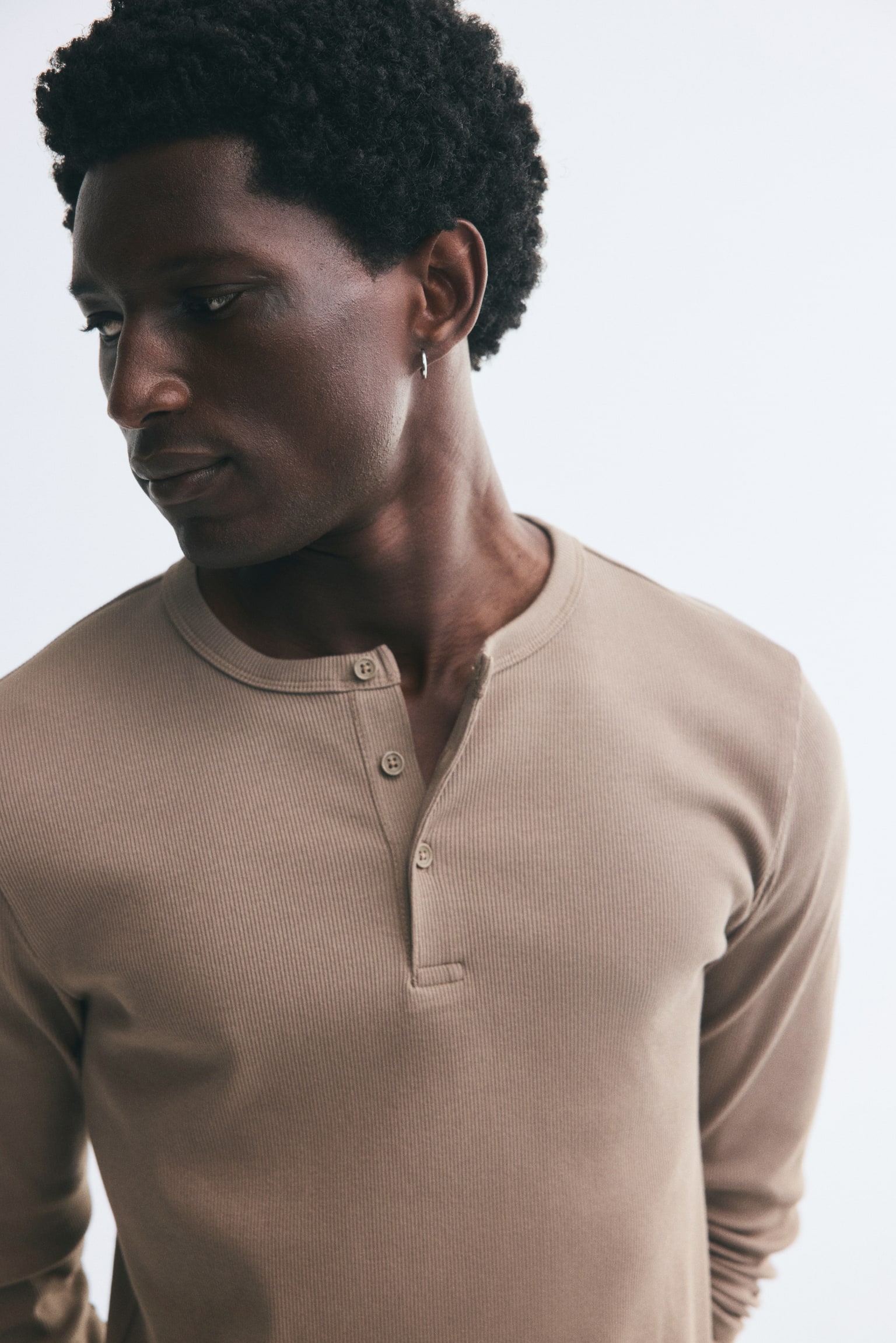 Мужская рубашка H&M Slim-Fit Ribbed Cotton Henley, цвет: Светлый бежевый — фото 3